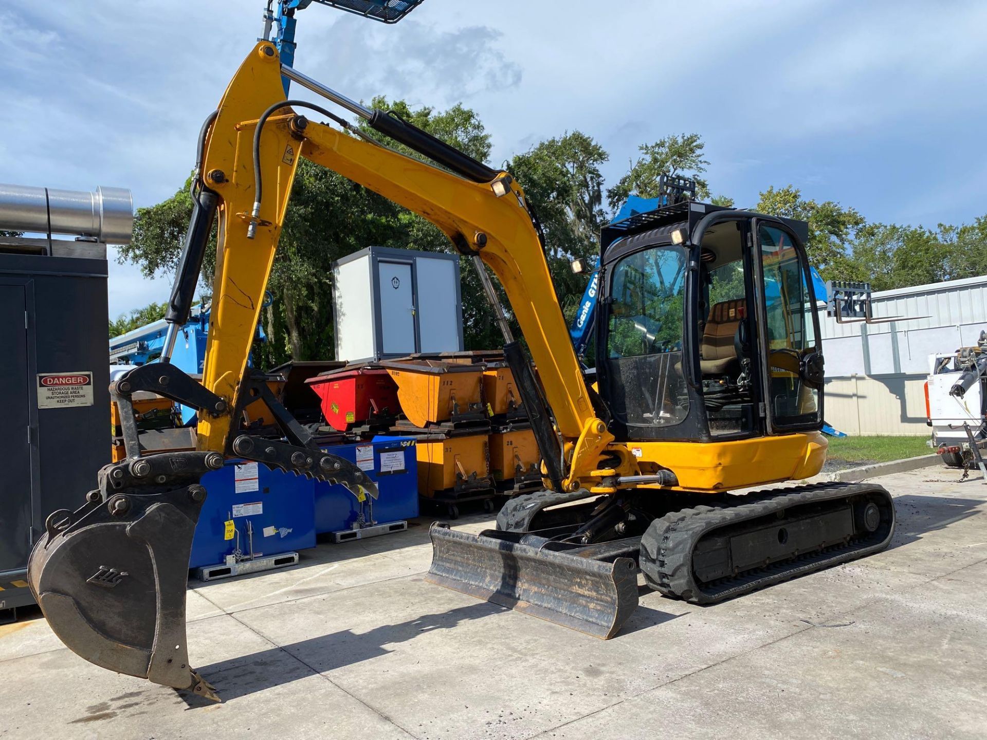 2013 JCB DIESEL EXCAVATOR, ENCLOSED CAB, ICE COLD AIR, HEAT, 443.2 HOURS, RUBBER TRACKS, BUCKET WITH