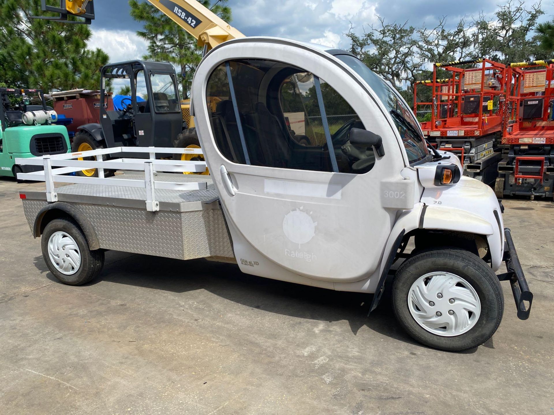 GEM ELECTRIC CAR WITH ENCLOSED CAB, FLAT BED, RUNS & DRIVES - Image 4 of 8