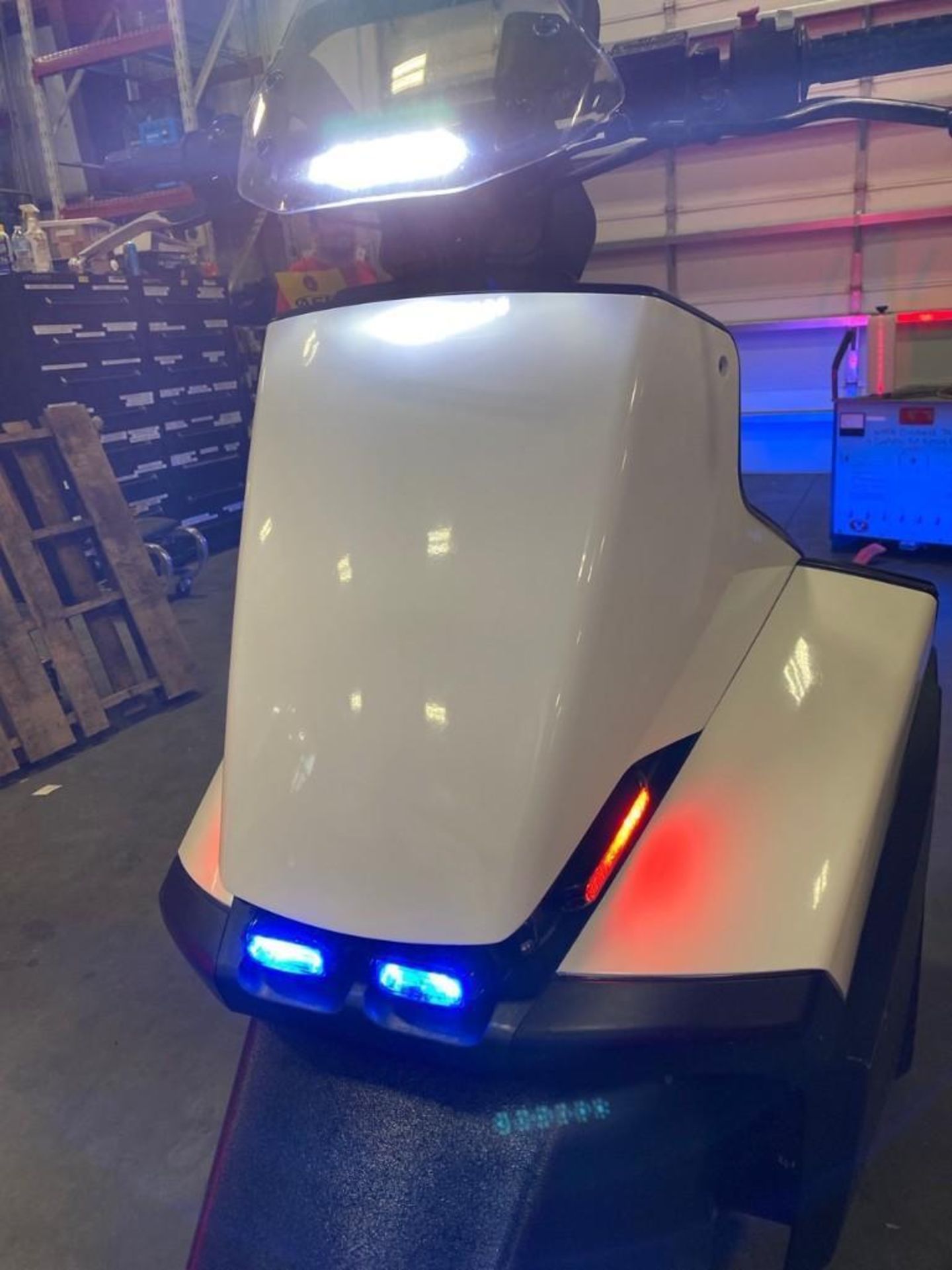 3-WHEEL SEGWAY WITH SIREN, RED WHITE & BLUE LIGHTS, 3,501.4 MILES, RUNS AND DRIVES - Image 9 of 22