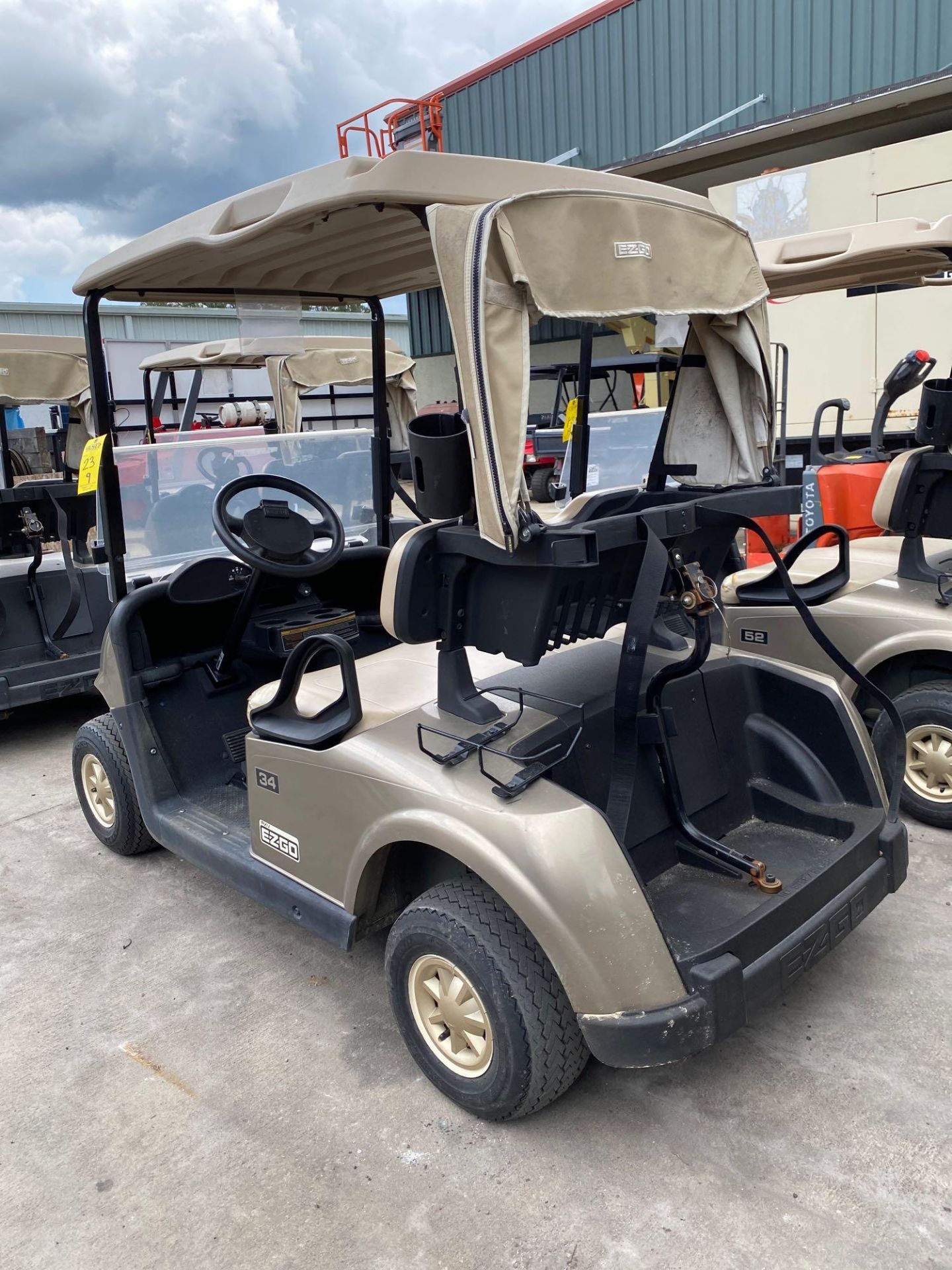2016 EZ-GO RXV ELECTRIC GOLF CART WITH TROJAN HYDROLINK WATERING SYSTEM BATTERIES, EX-GO DELTA-Q SC- - Image 4 of 7