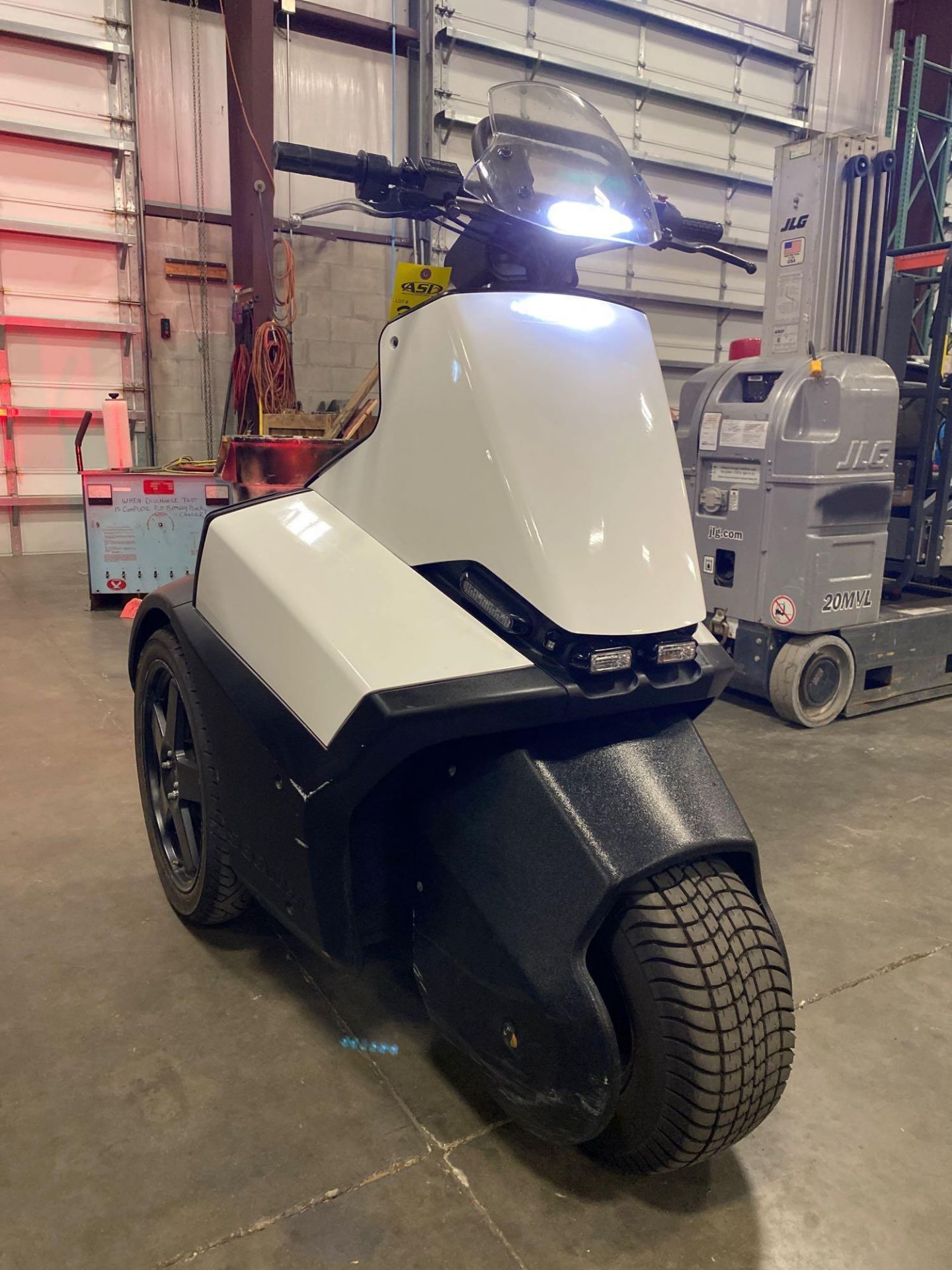 3-WHEEL SEGWAY WITH SIREN, RED WHITE & BLUE LIGHTS, 3,501.4 MILES, RUNS AND DRIVES - Image 11 of 22