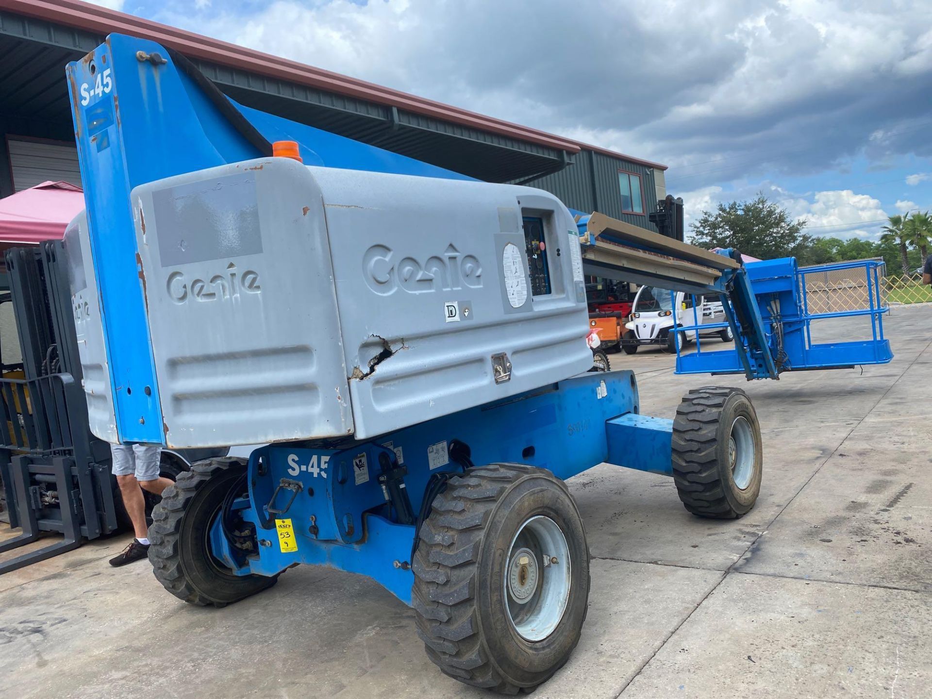 GENIE S-45 ARTICULATING DIESEL BOOM LIFT, 4x4, 45' PLATFORM HEIGHT, RUNS AND OPERATES - Image 4 of 12