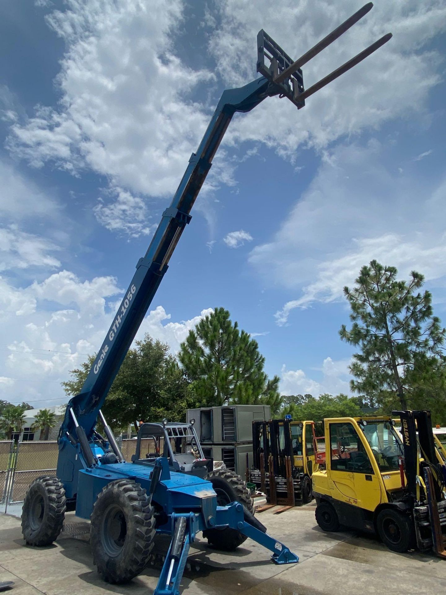 GENIE GTH-1056 , 10,000LB CAPACITY, OUTRIGGERS, 56' TELESCOPIC REACH, DIESEL, RUNS AND OPERATES, HOU - Image 10 of 13