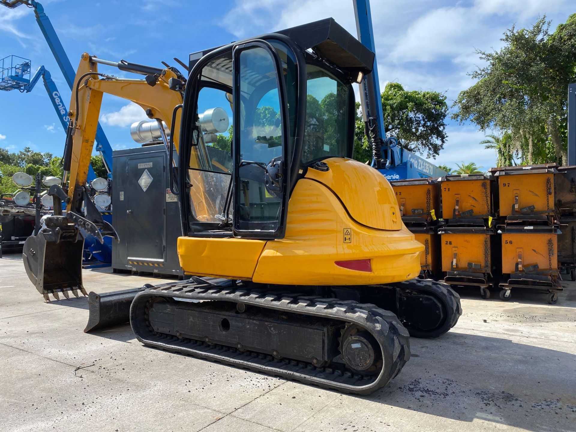 2013 JCB DIESEL EXCAVATOR, ENCLOSED CAB, ICE COLD AIR, HEAT, 443.2 HOURS, RUBBER TRACKS, BUCKET WITH - Image 11 of 19