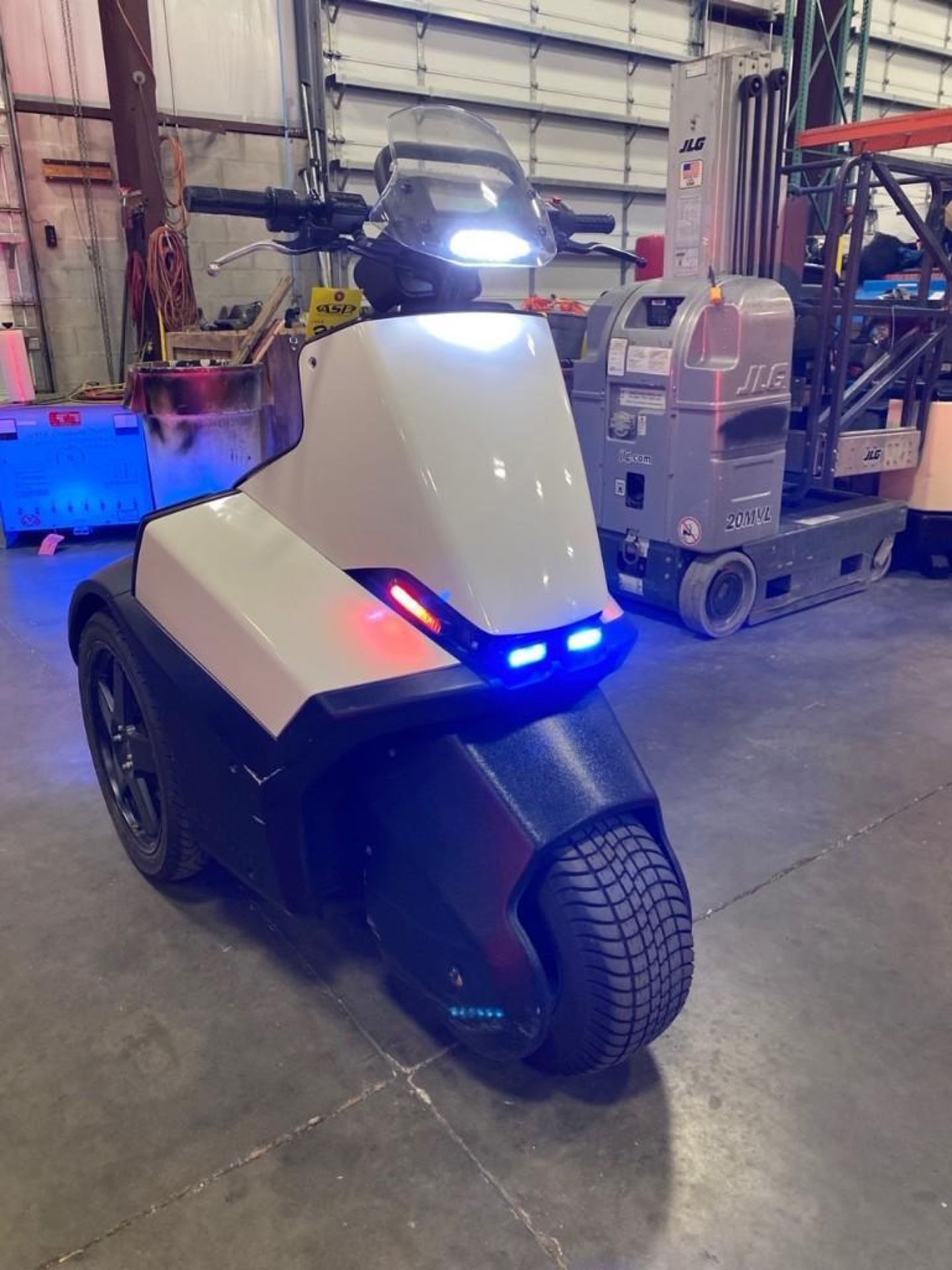3-WHEEL SEGWAY WITH SIREN, RED WHITE & BLUE LIGHTS, 3,501.4 MILES, RUNS AND DRIVES - Image 2 of 22