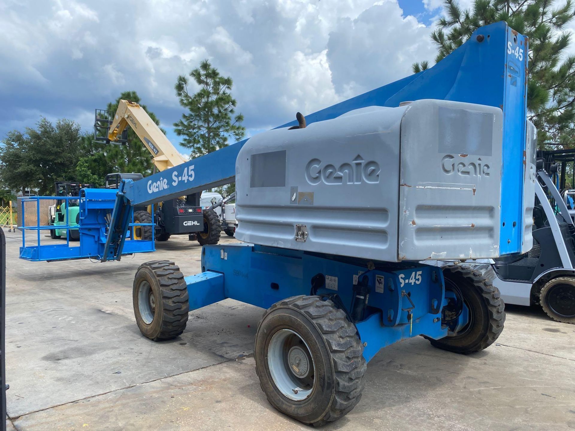 GENIE S-45 ARTICULATING DIESEL BOOM LIFT, 4x4, 45' PLATFORM HEIGHT, RUNS AND OPERATES - Image 6 of 12
