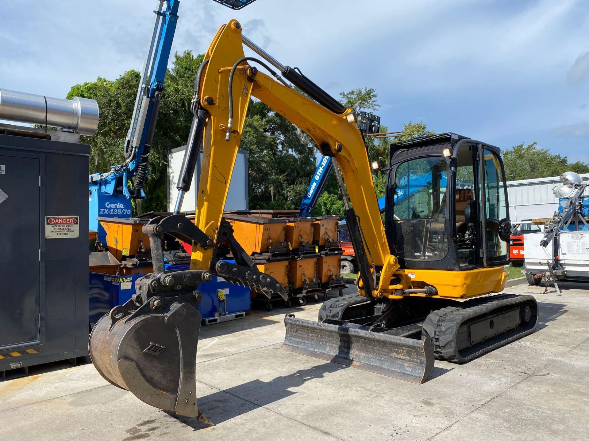 2013 JCB DIESEL EXCAVATOR, ENCLOSED CAB, ICE COLD AIR, HEAT, 443.2 HOURS, RUBBER TRACKS, BUCKET WITH - Image 2 of 19