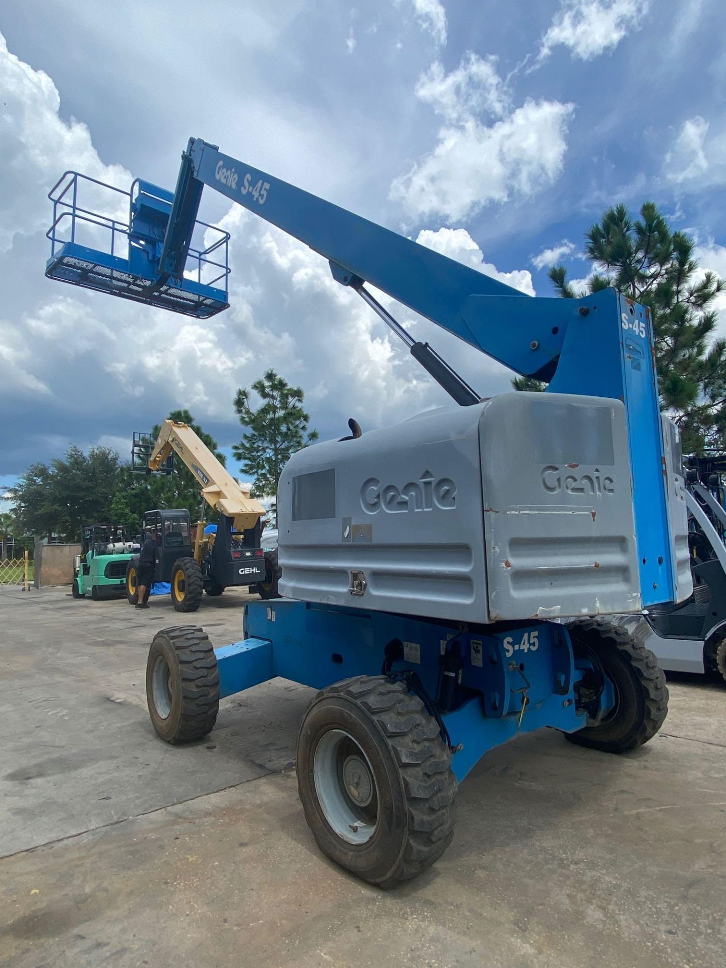 GENIE S-45 ARTICULATING DIESEL BOOM LIFT, 4x4, 45' PLATFORM HEIGHT, RUNS AND OPERATES - Image 11 of 12
