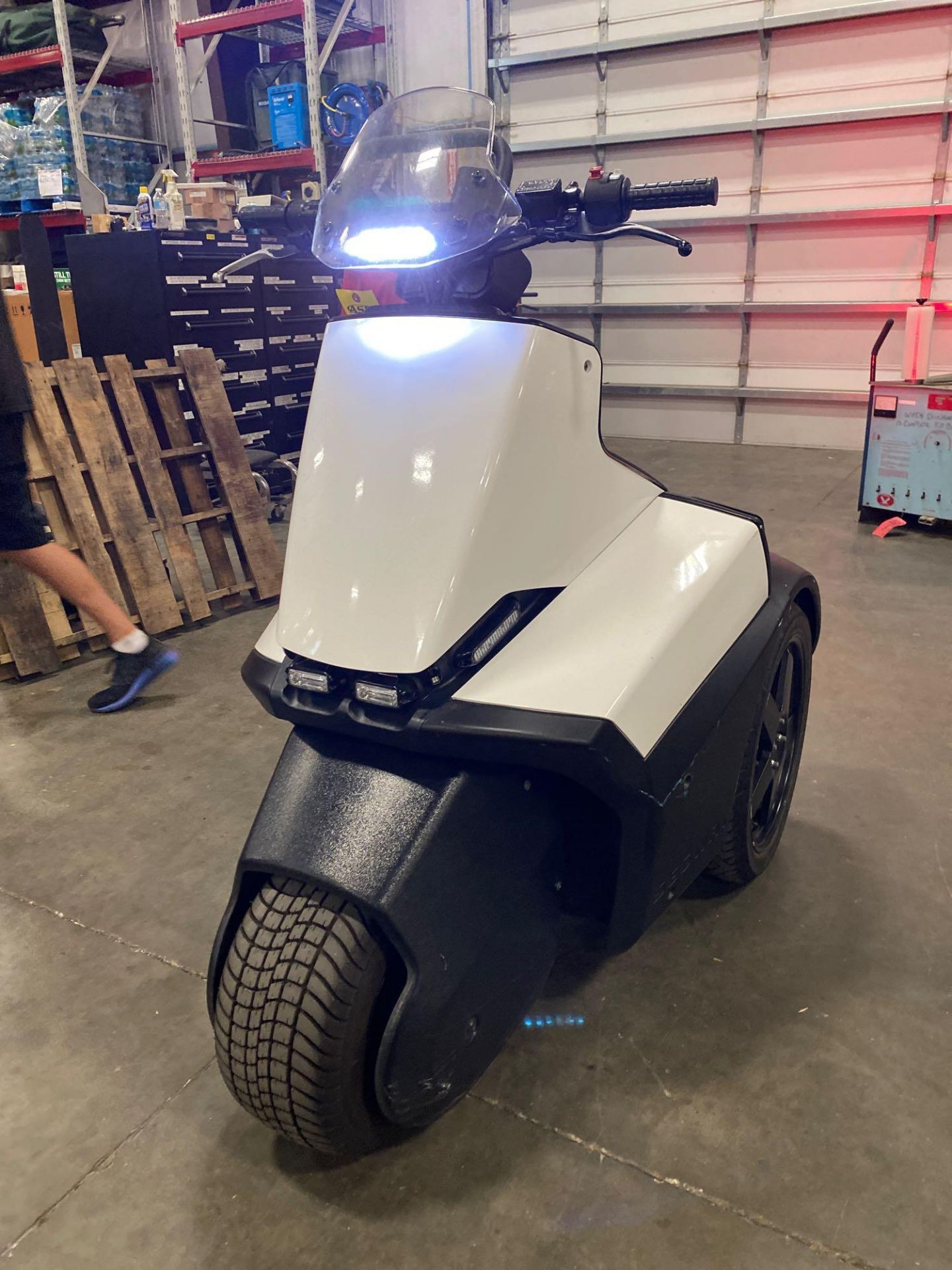 3-WHEEL SEGWAY WITH SIREN, RED WHITE & BLUE LIGHTS, 3,501.4 MILES, RUNS AND DRIVES - Image 12 of 22
