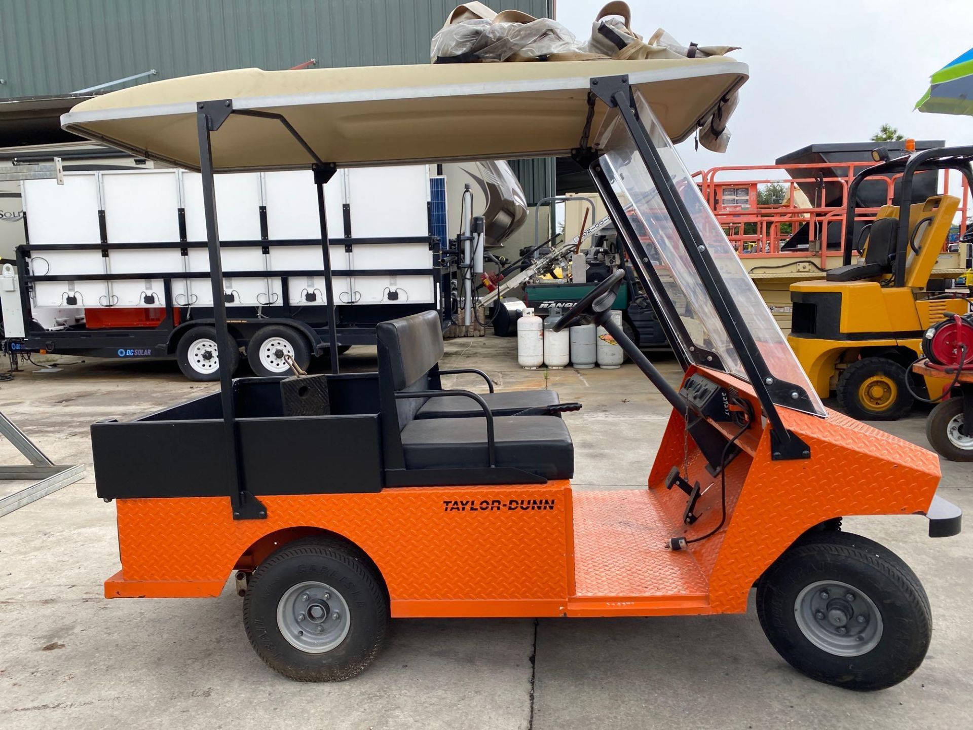 2011 TAYLOR DUNN ELECTRIC CART WITH BED MODEL RE-380-36, BUILT IN BATTERY CHARGER - Image 14 of 16