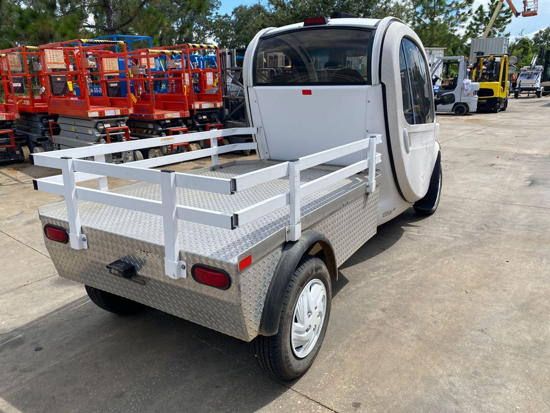 GEM ELECTRIC CAR WITH ENCLOSED CAB, FLAT BED, RUNS & DRIVES - Image 3 of 8