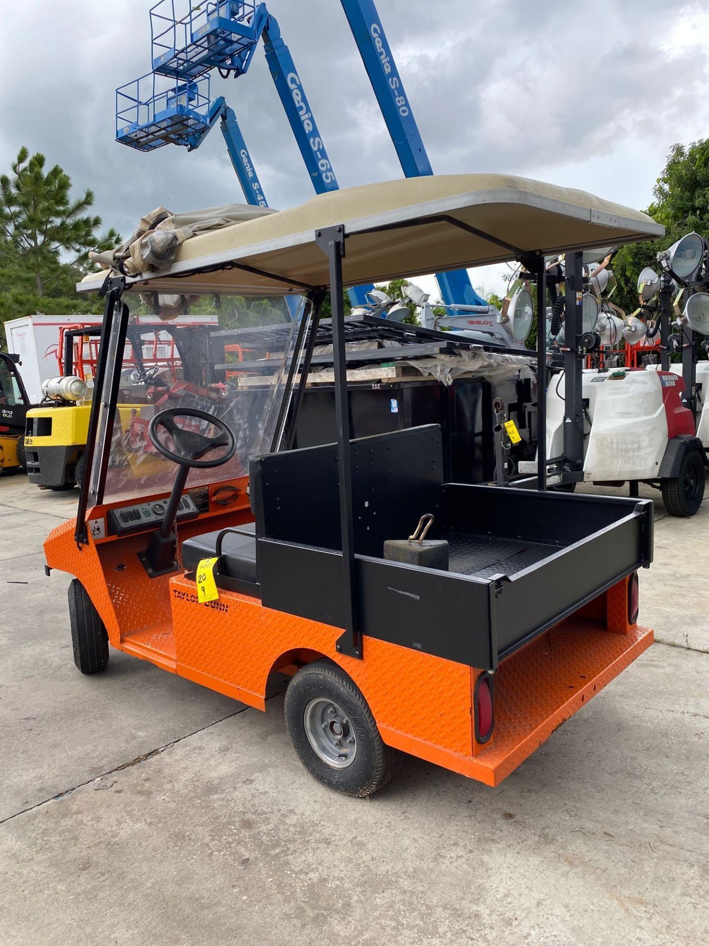 2011 TAYLOR DUNN ELECTRIC CART WITH BED MODEL RE-380-36, BUILT IN BATTERY CHARGER - Image 12 of 16