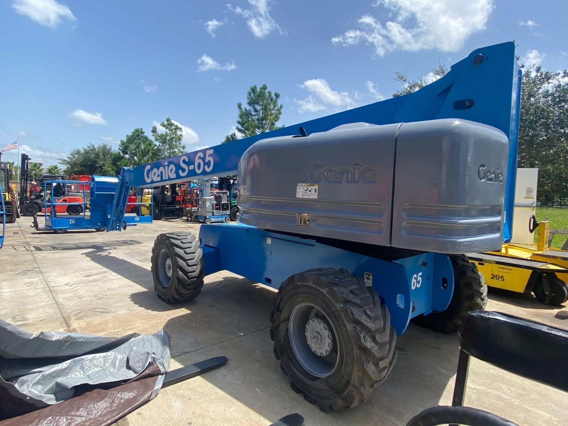 GENIE S-65 DIESEL MAN LIFT, 65’ PLATFORM HEIGHT, 65’ REACH, RUNS AND OPERATES - Image 4 of 11