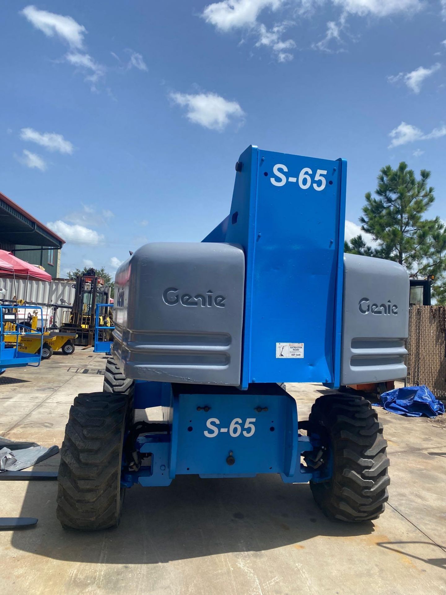 GENIE S-65 DIESEL MAN LIFT, 65’ PLATFORM HEIGHT, 65’ REACH, RUNS AND OPERATES - Image 3 of 11