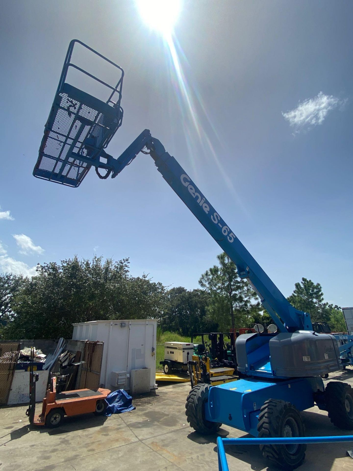 GENIE S-65 DIESEL MAN LIFT, 65’ PLATFORM HEIGHT, 65’ REACH, RUNS AND OPERATES - Image 9 of 11