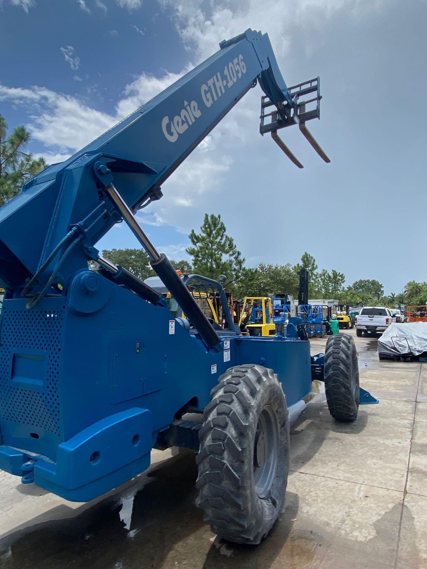 GENIE GTH-1056 , 10,000LB CAPACITY, OUTRIGGERS, 56' TELESCOPIC REACH, DIESEL, RUNS AND OPERATES, HOU - Image 4 of 13