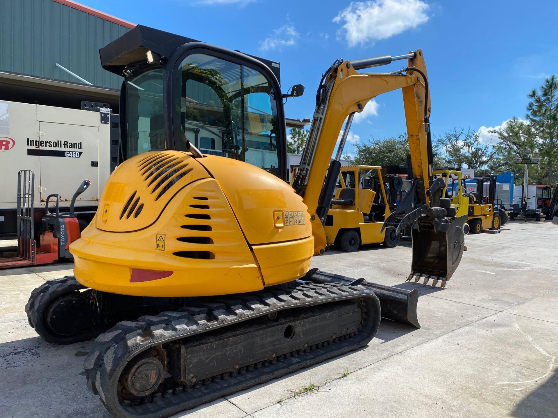 2013 JCB DIESEL EXCAVATOR, ENCLOSED CAB, ICE COLD AIR, HEAT, 443.2 HOURS, RUBBER TRACKS, BUCKET WITH - Image 7 of 19