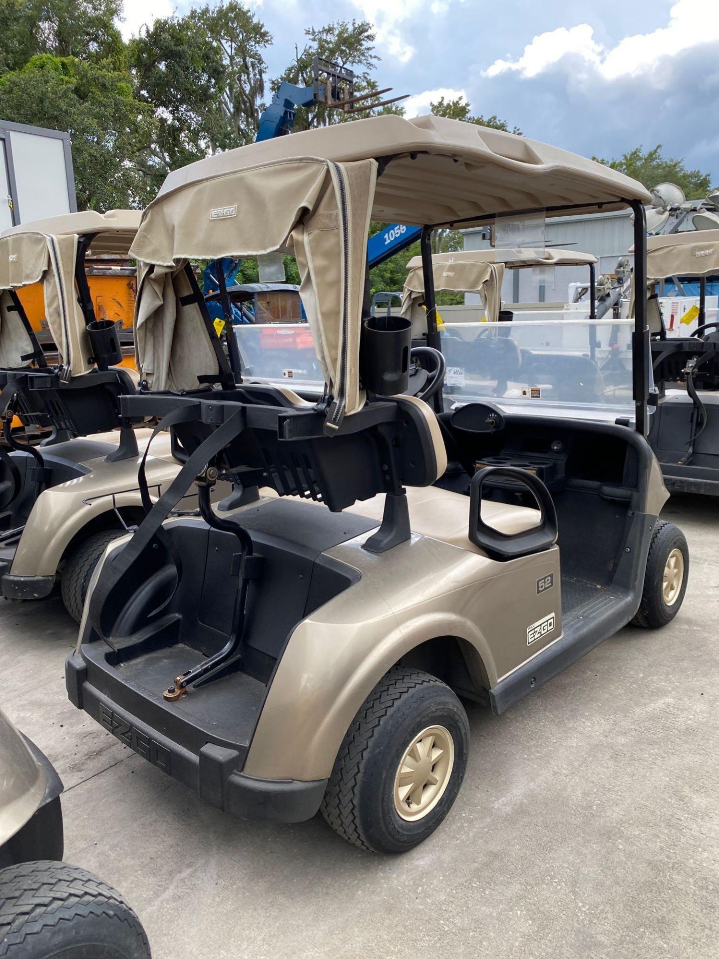 2016 EZ-GO RXV ELECTRIC GOLF CART WITH TROJAN HYDROLINK WATERING SYSTEM BATTERIES, EX-GO DELTA-Q SC- - Image 4 of 5