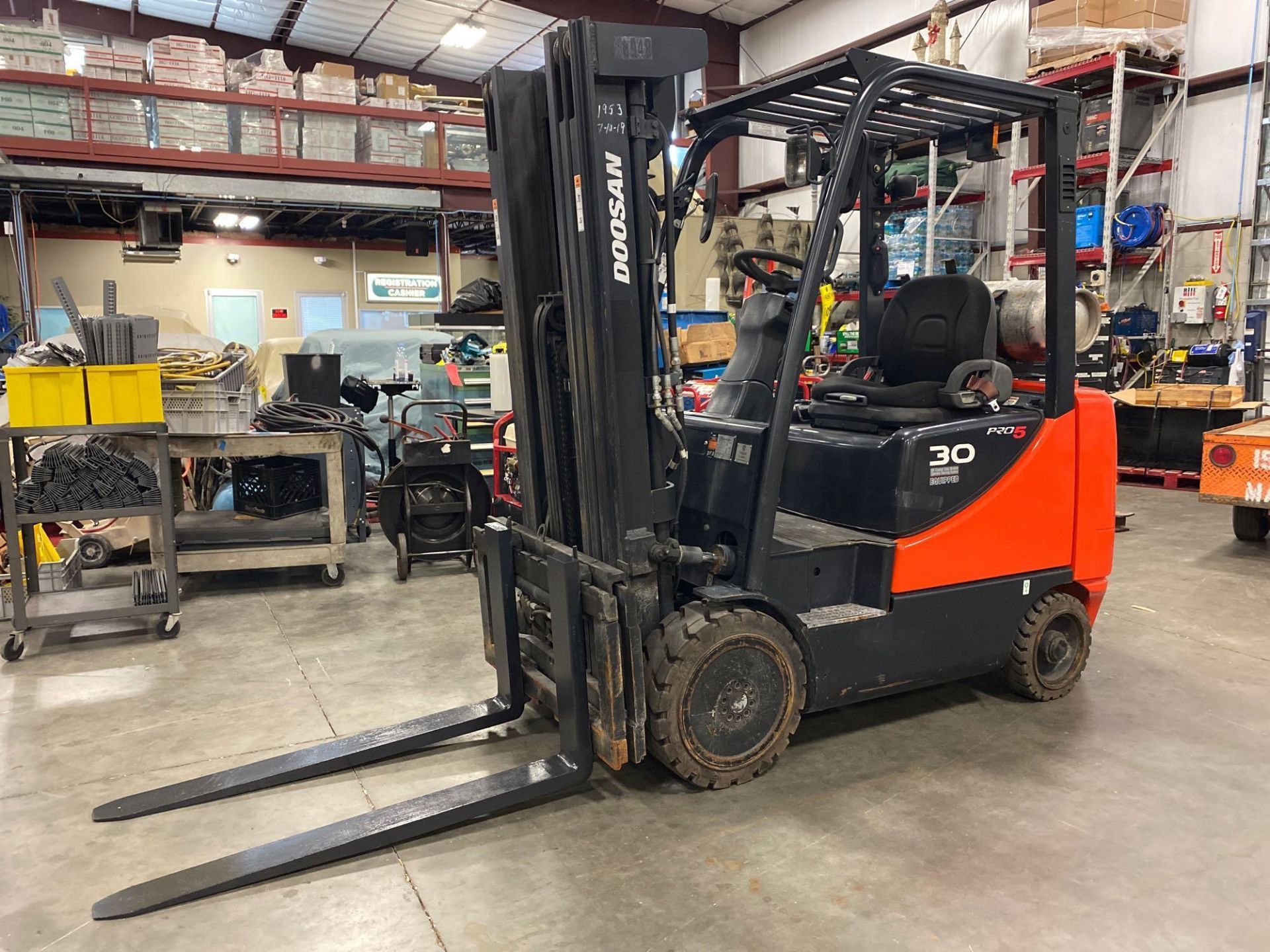 DOOSAN PRO5 LP FORKLIFT MODEL GC30E-5, 5,150 LB CAPACITY, 189" HEIGHT CAP, TILT, SIDE SHIFT - Image 13 of 24