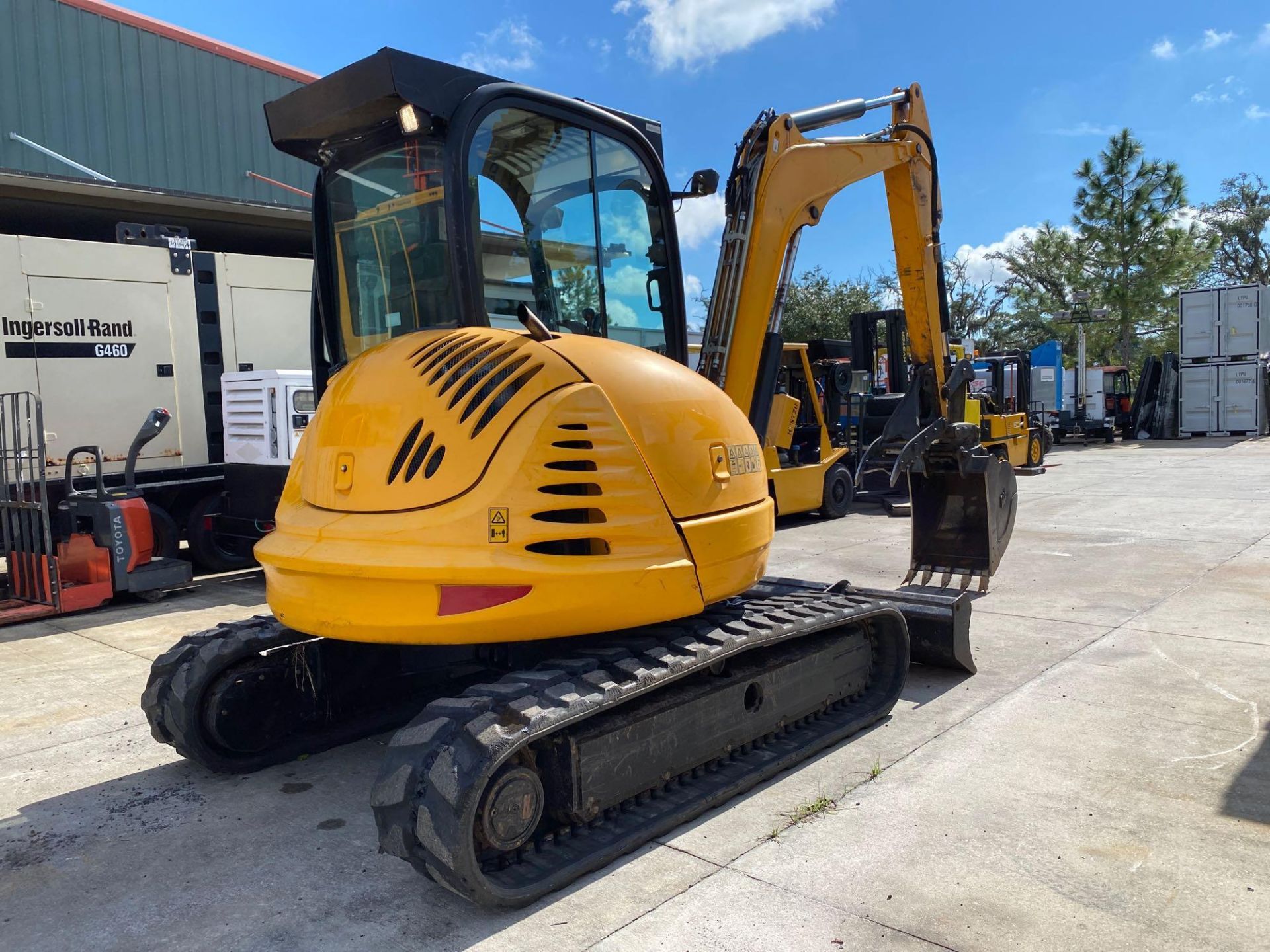 2013 JCB DIESEL EXCAVATOR, ENCLOSED CAB, ICE COLD AIR, HEAT, 443.2 HOURS, RUBBER TRACKS, BUCKET WITH - Image 8 of 19