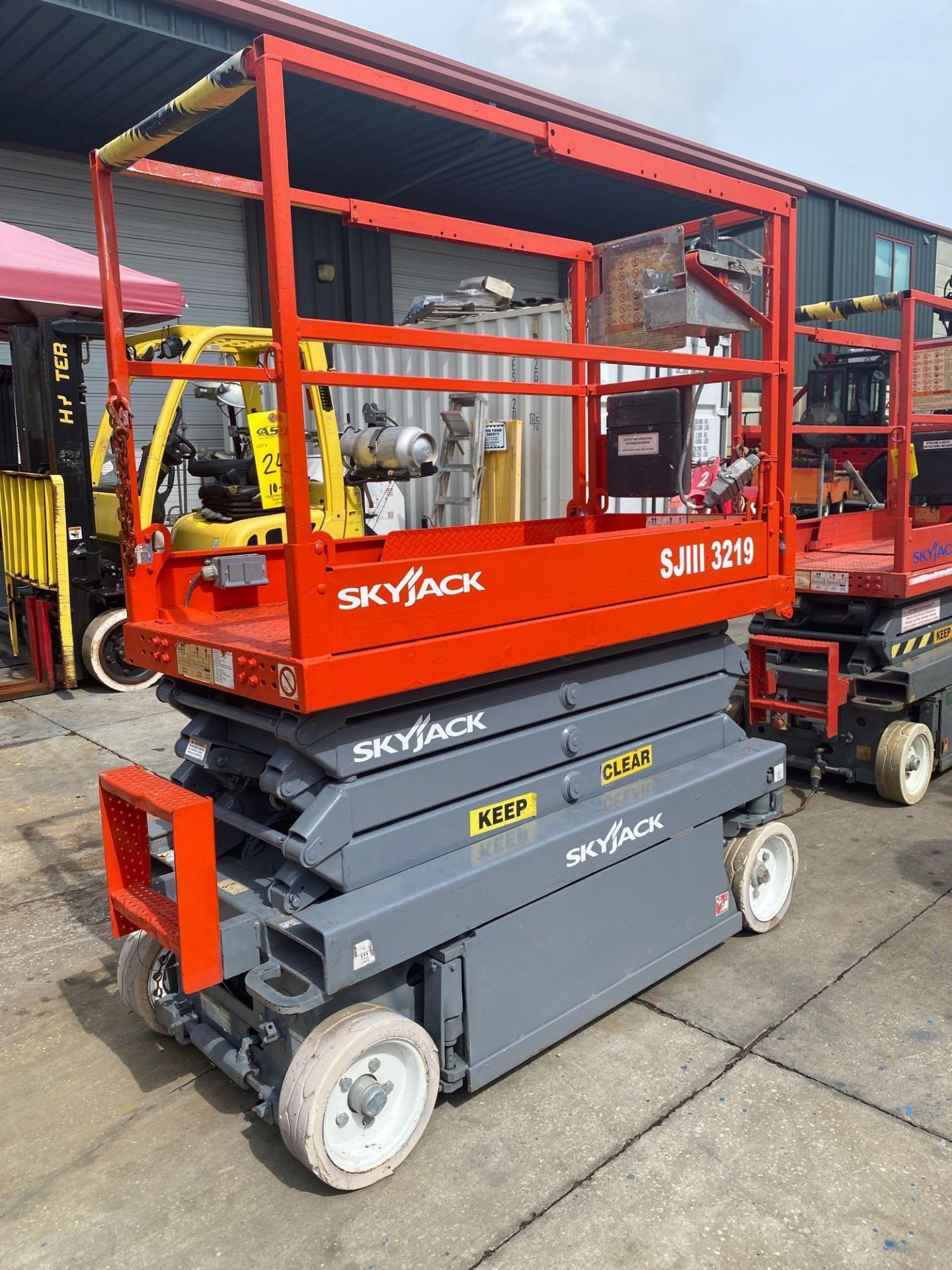 SKYJACK SJIII 3219 ELECTRIC SCISSOR LIFT, SELF PROPELLED, BUILT IN BATTERY CHARGER, SLIDE OUT WORK P