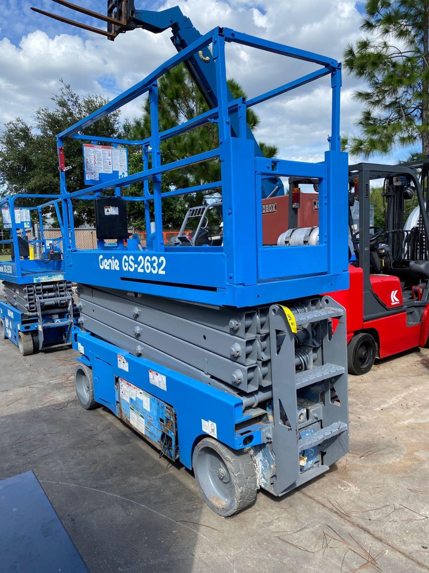 GENIE GS-2632 ELECTRIC SCISSOR LIFT, BUILT IN BATTERY CHARGER, 26' PLATFORM HEIGHT, SELF PROPELLED, - Image 2 of 3