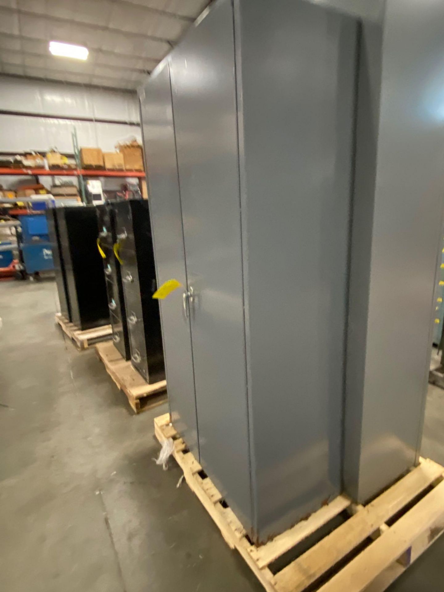 DURHAM INDUSTRIAL STORAGE CABINET - Image 7 of 10