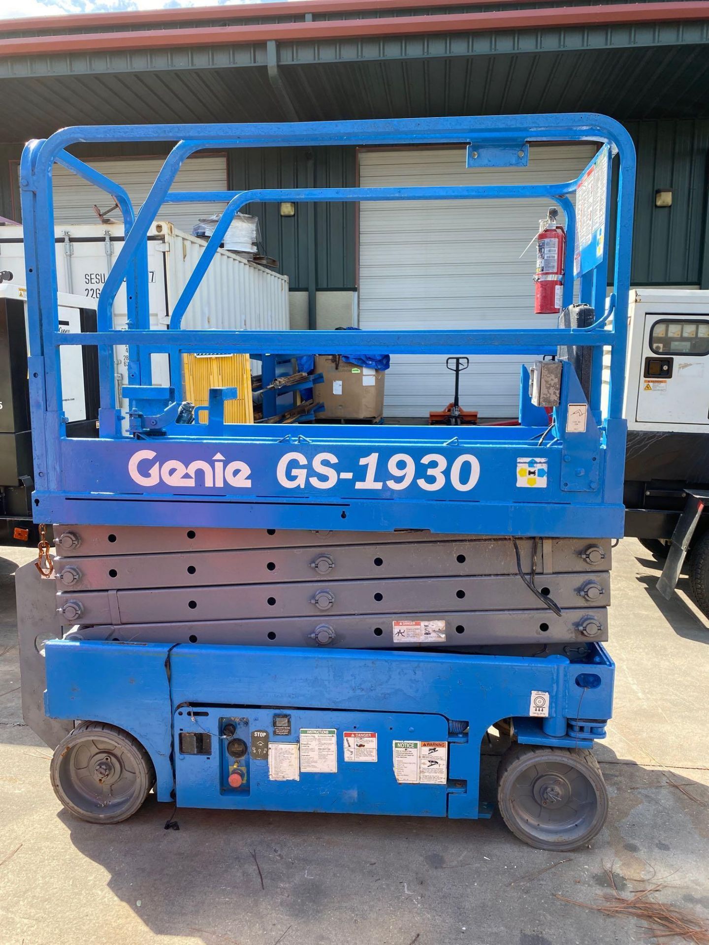 GENIE GS-1930 ELECTRIC SCISSOR LIFT, BUILT IN BATTERY CHARGER, 19' PLATFORM HEIGHT, SELF PROPELLED, - Image 4 of 6