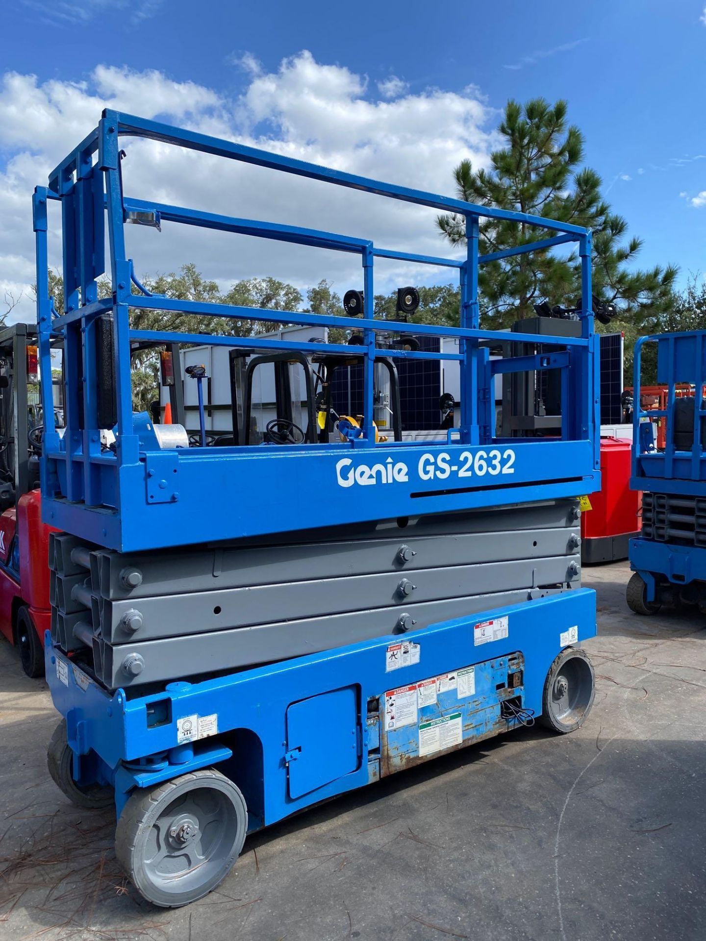 GENIE GS-2632 ELECTRIC SCISSOR LIFT, BUILT IN BATTERY CHARGER, 26' PLATFORM HEIGHT, SELF PROPELLED, - Image 3 of 3