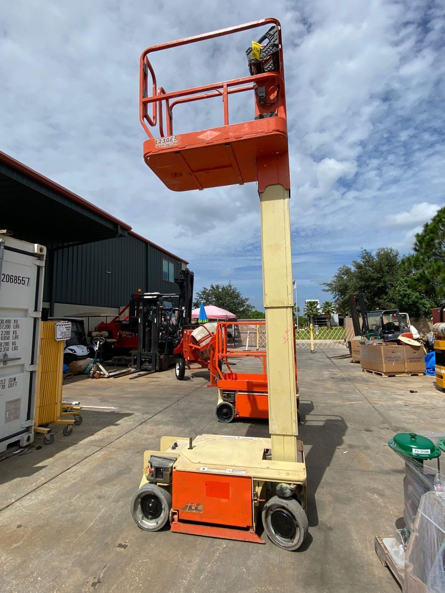 JLG 1230ES SCISSOR LIFT, BUILT IN BATTERY CHARGER, RUNS AND OPERATES - Image 6 of 6