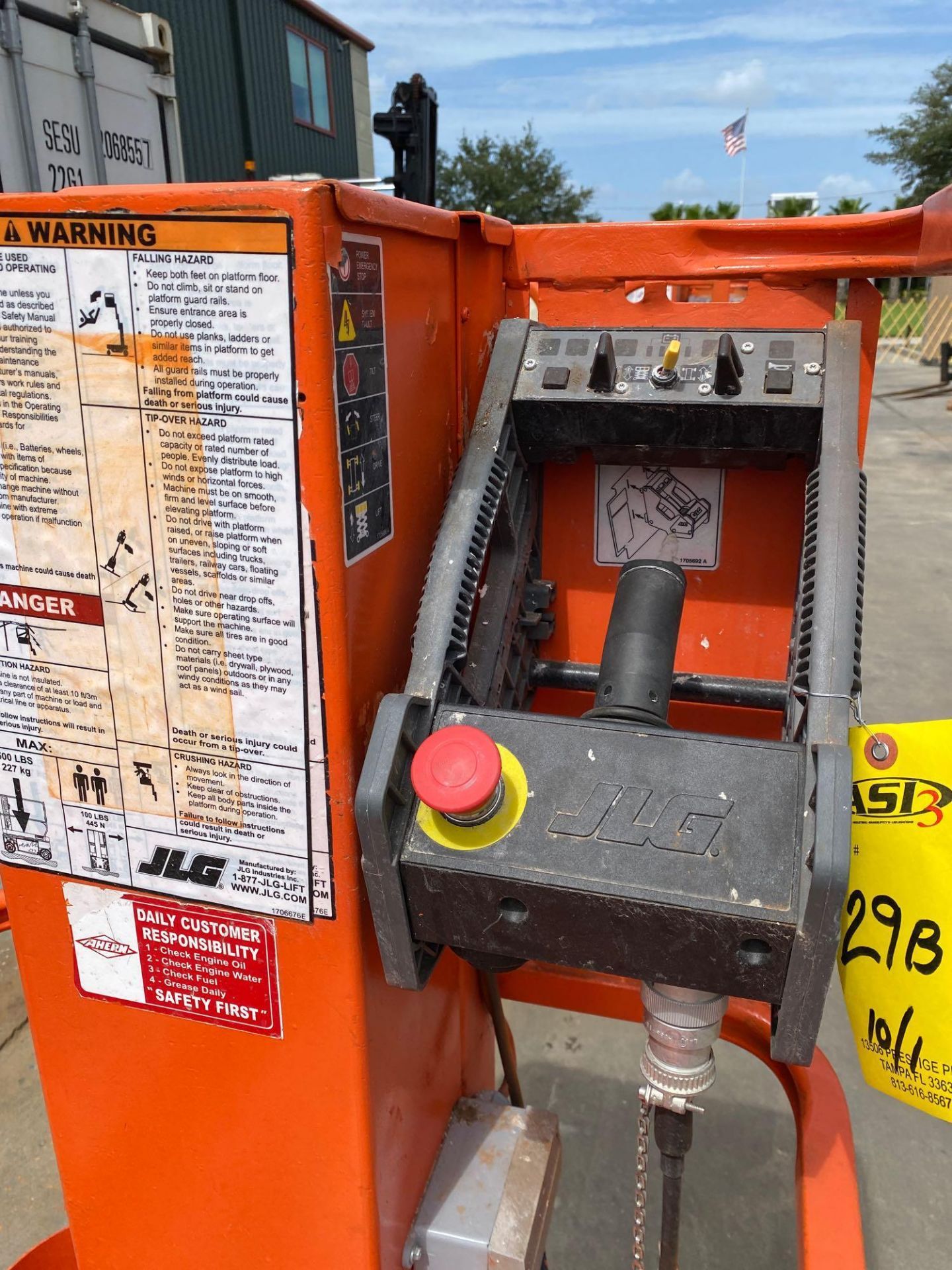 JLG 1230ES SCISSOR LIFT, BUILT IN BATTERY CHARGER, RUNS AND OPERATES - Image 5 of 7