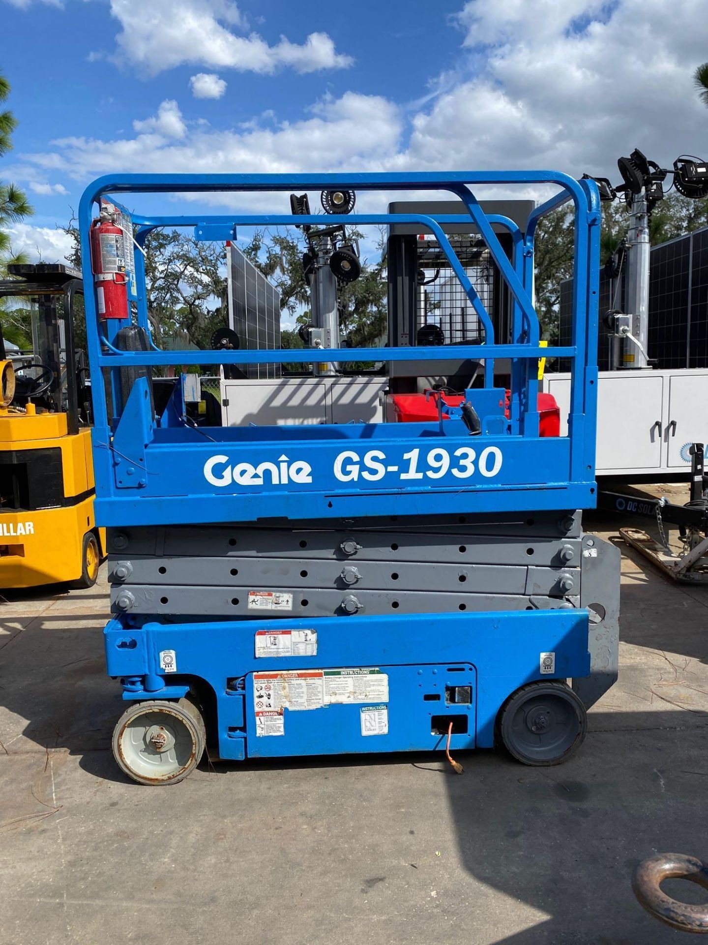 GENIE GS-1930 ELECTRIC SCISSOR LIFT, BUILT IN BATTERY CHARGER, 19' PLATFORM HEIGHT, SELF PROPELLED,