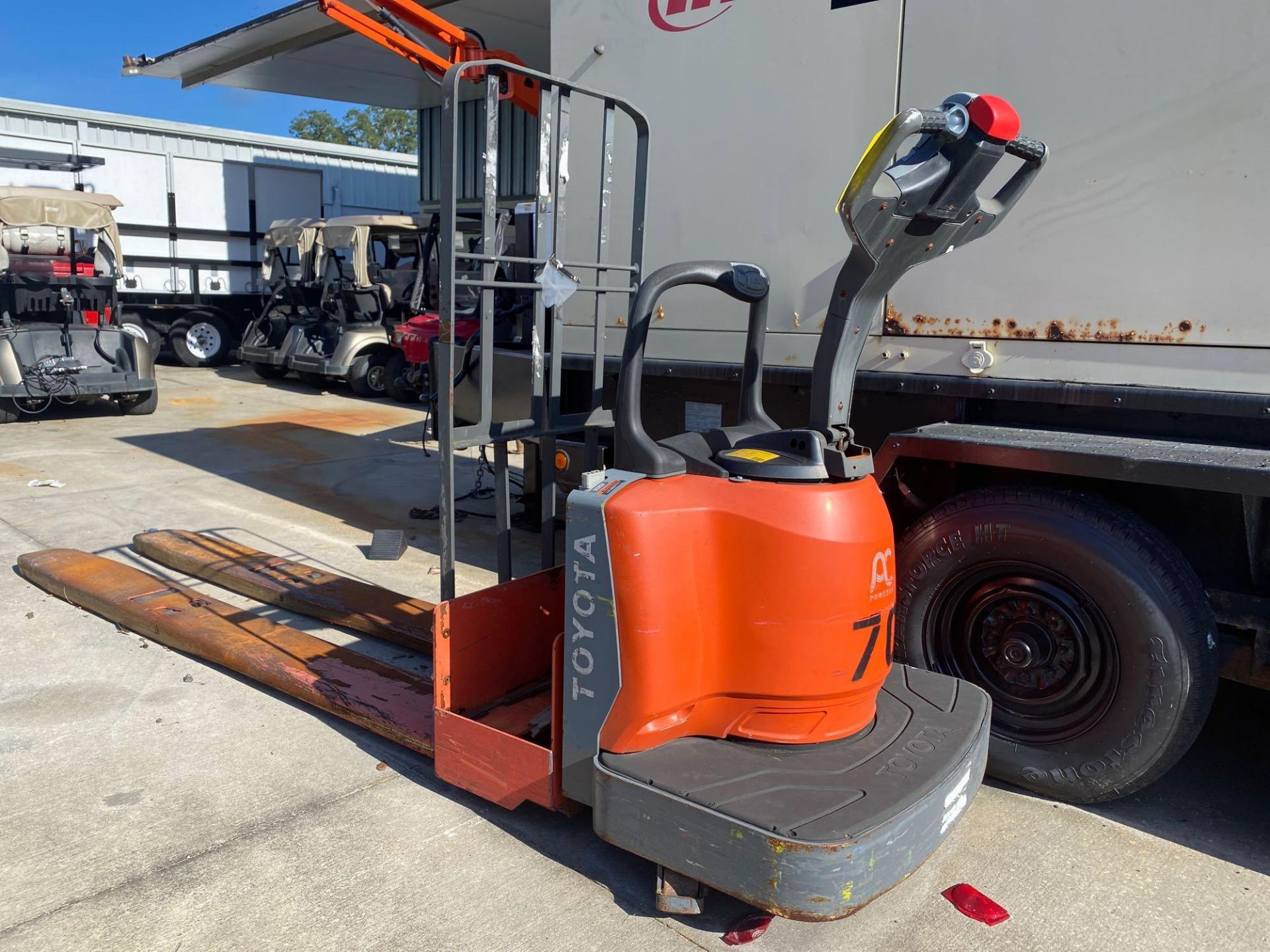 TOYOTA ELECTRIC PALLET JACK MODEL 8HBE30, OPERATES WHEN CONNECTED TO POWER, MISSING BATTERY, 6,000 L