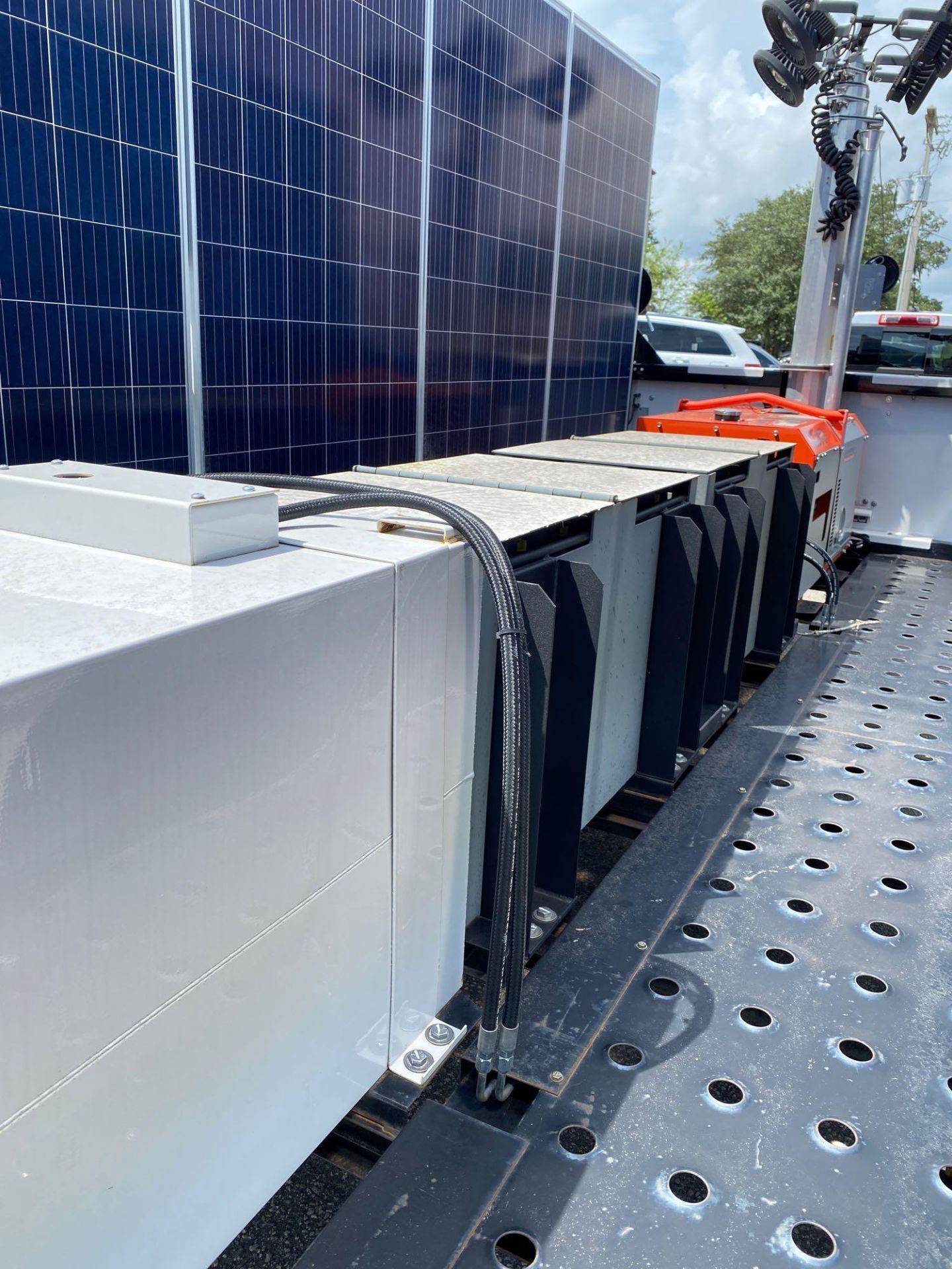 2015 MOBILE SOLAR POWER GENERATOR TRAILER, TEN 270 WATT SOLAR PANELS, KUBOTA 11KW DIESEL GEN - Image 35 of 40