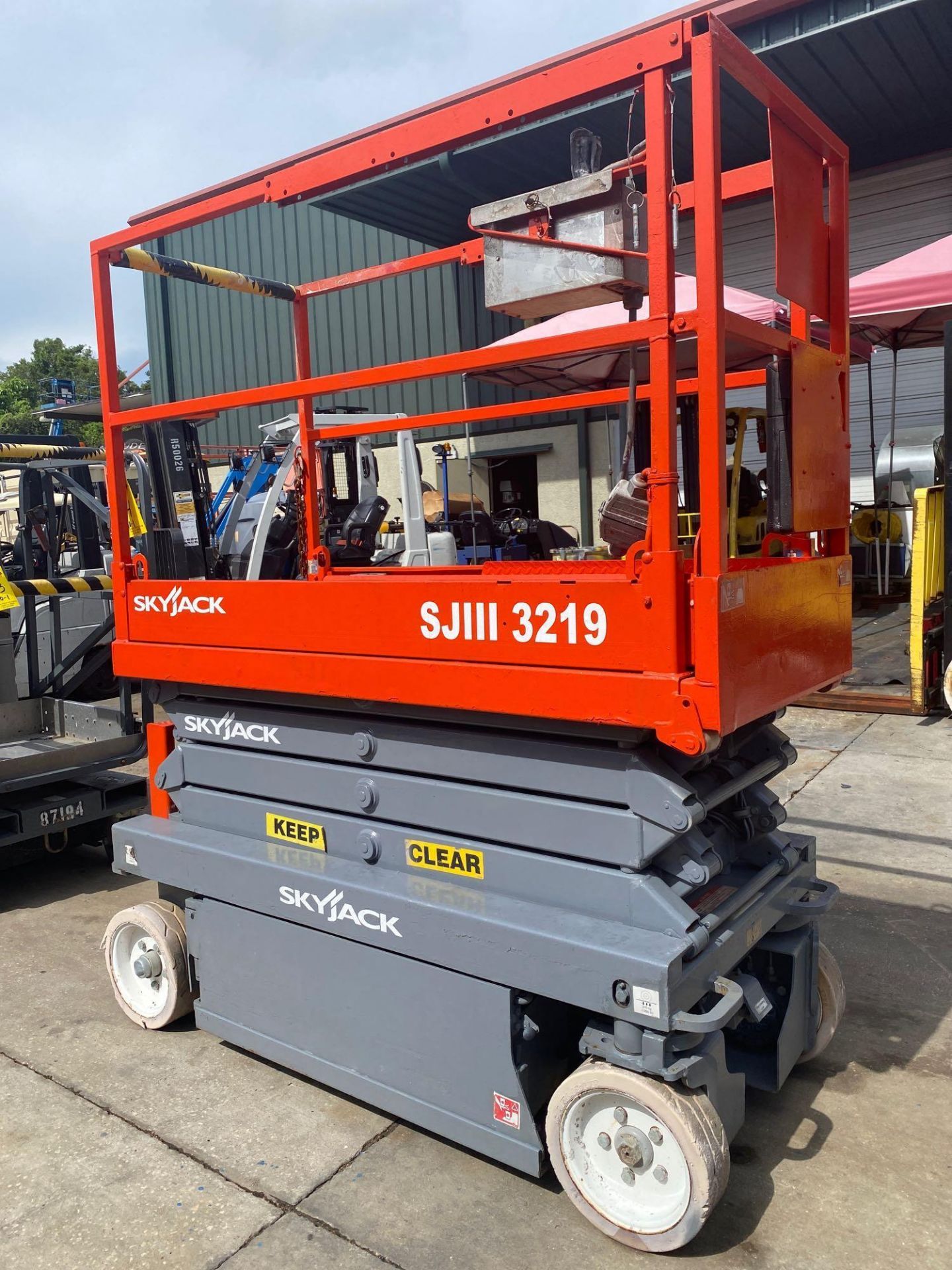 SKYJACK SJIII 3219 ELECTRIC SCISSOR LIFT, SELF PROPELLED, BUILT IN BATTERY CHARGER, SLIDE OUT WORK P - Image 2 of 7