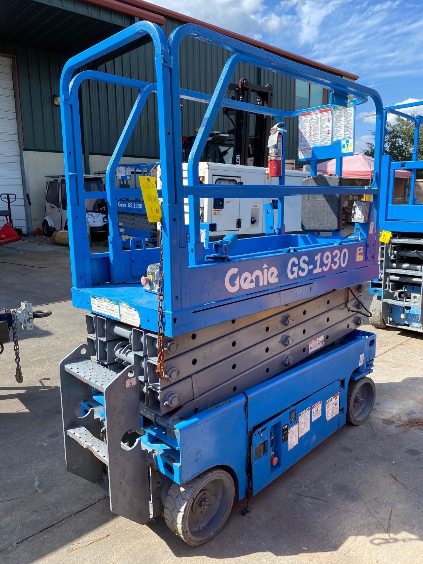 GENIE GS-1930 ELECTRIC SCISSOR LIFT, BUILT IN BATTERY CHARGER, 19' PLATFORM HEIGHT, SELF PROPELLED, - Image 5 of 6