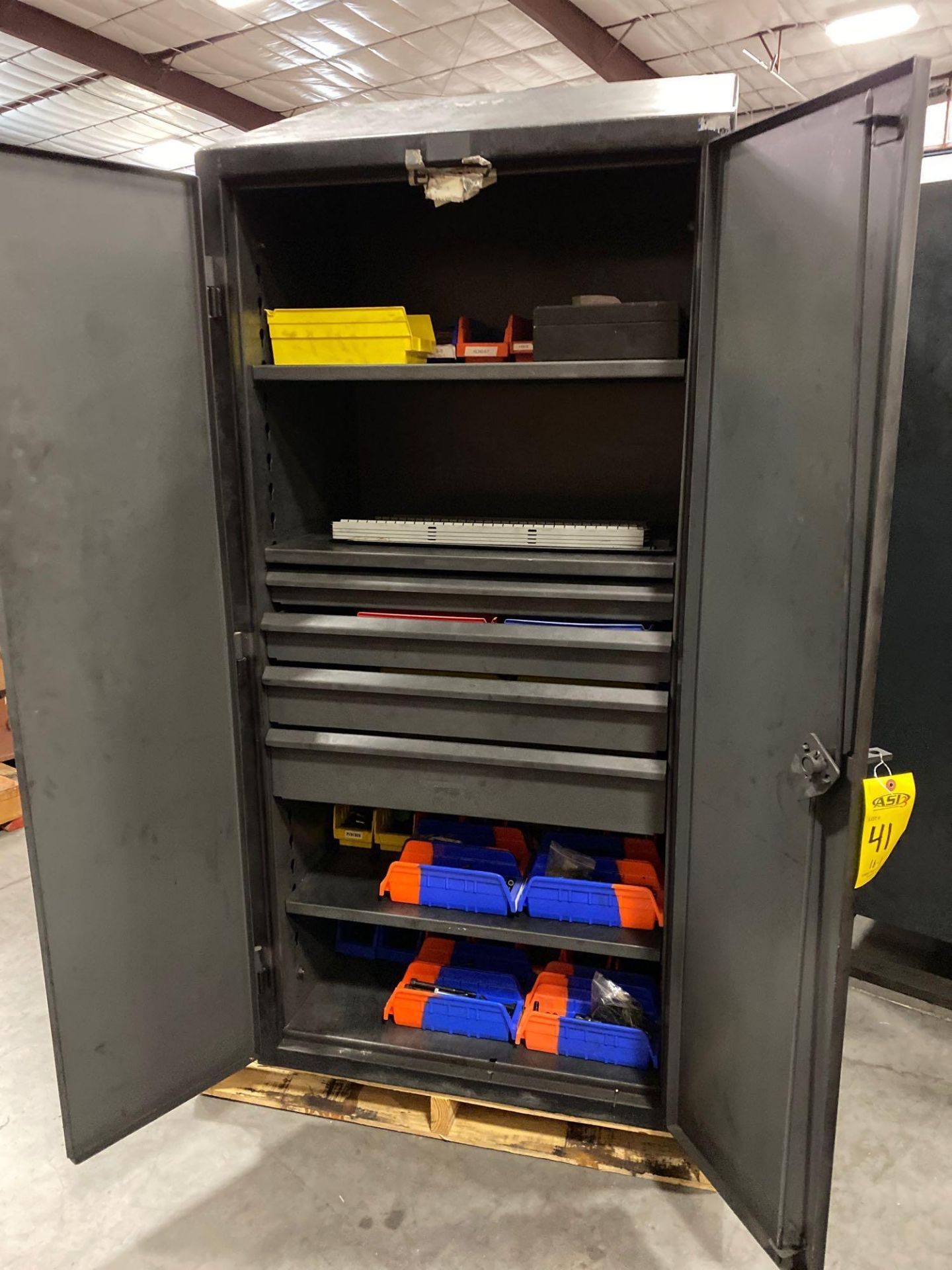 INDUSTRIAL STORAGE CABINET/ TOOL BOX