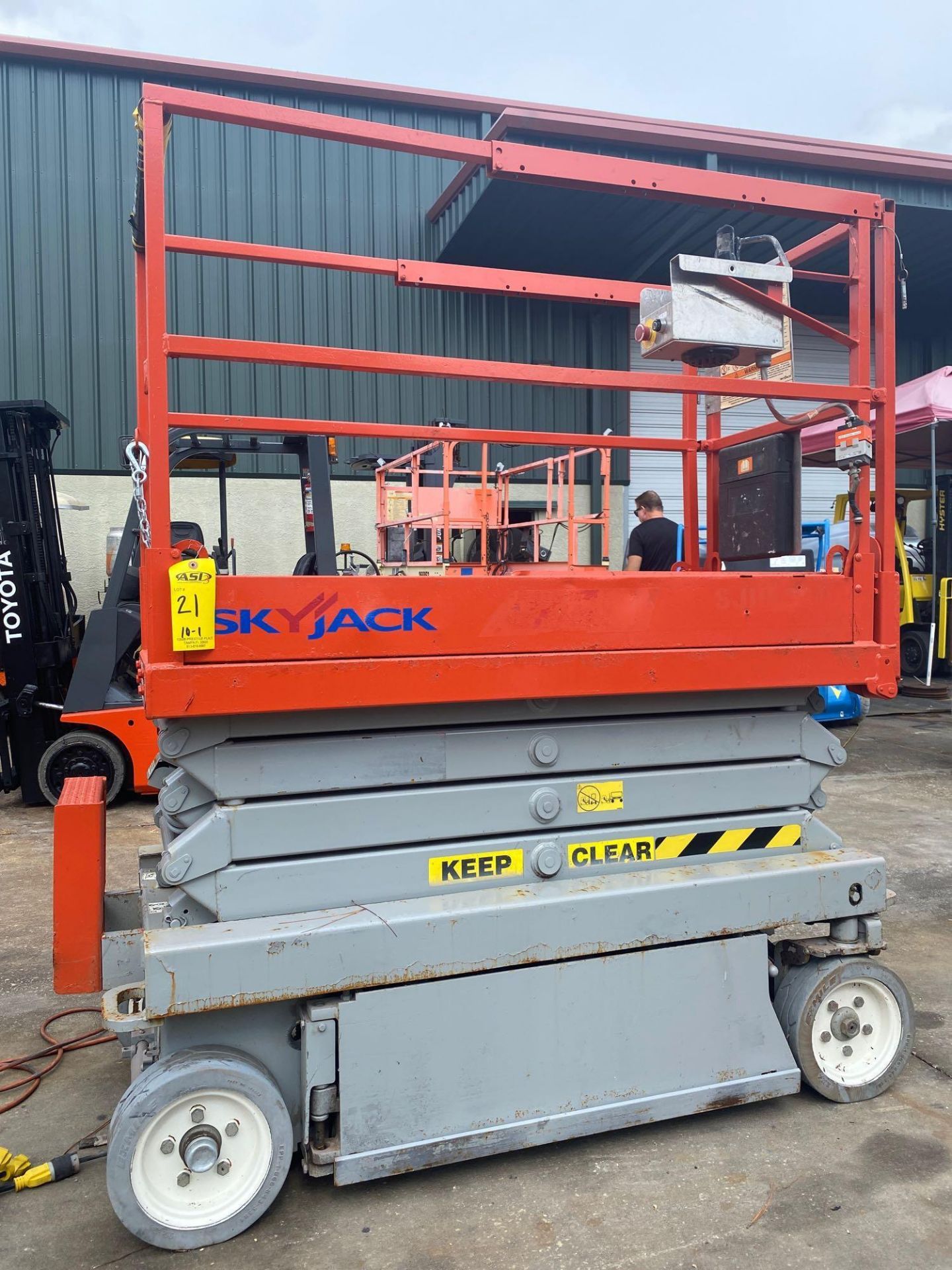 SKYJACK SJIII 3219 ELECTRIC SCISSOR LIFT, SELF PROPELLED, BUILT IN BATTERY CHARGER, SLIDE OUT WORK P