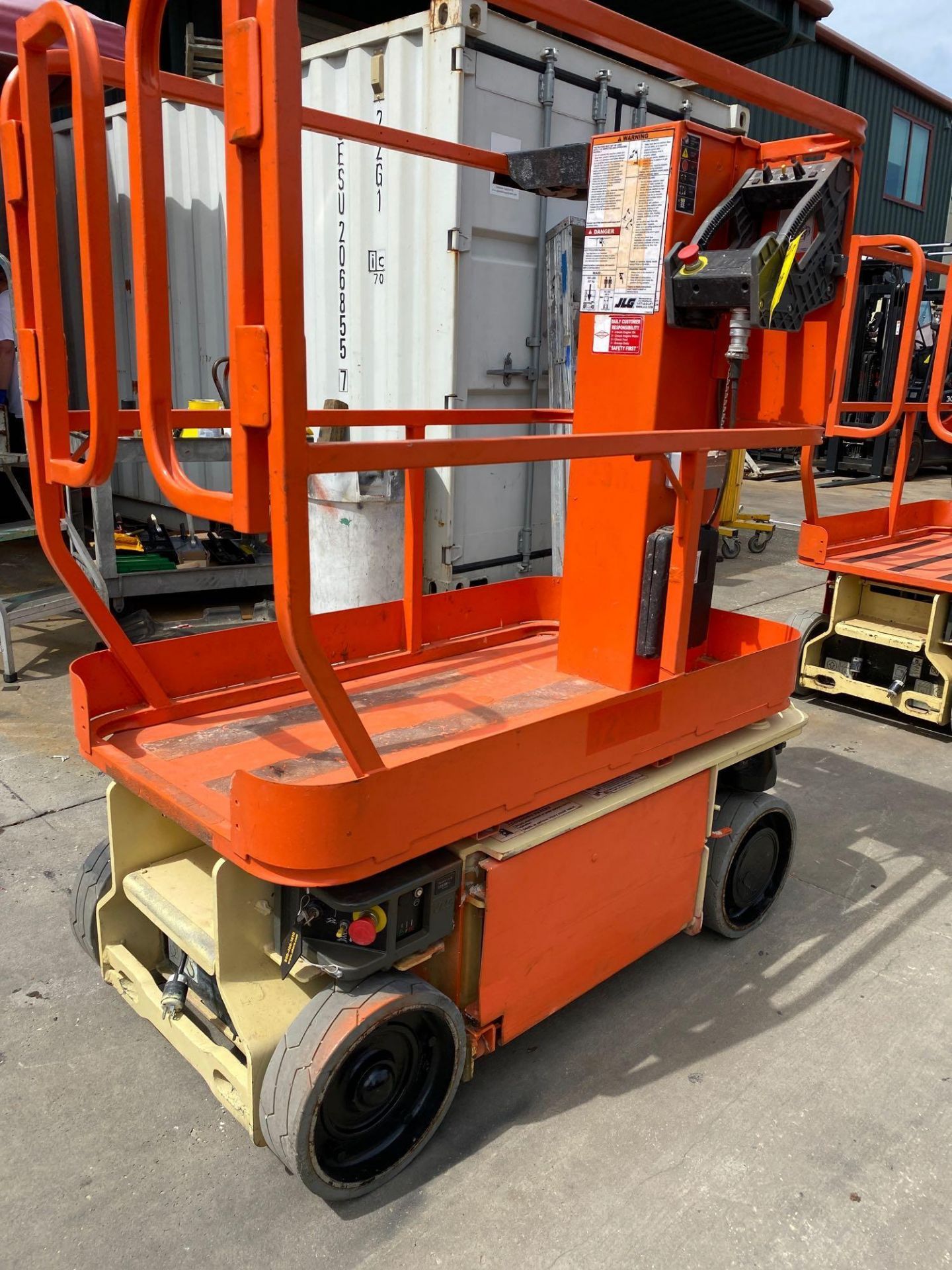 JLG 1230ES SCISSOR LIFT, BUILT IN BATTERY CHARGER, RUNS AND OPERATES