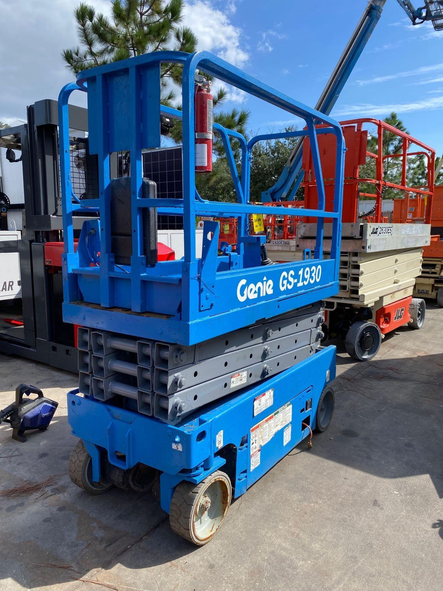 GENIE GS-1930 ELECTRIC SCISSOR LIFT, BUILT IN BATTERY CHARGER, 19' PLATFORM HEIGHT, SELF PROPELLED, - Image 2 of 6