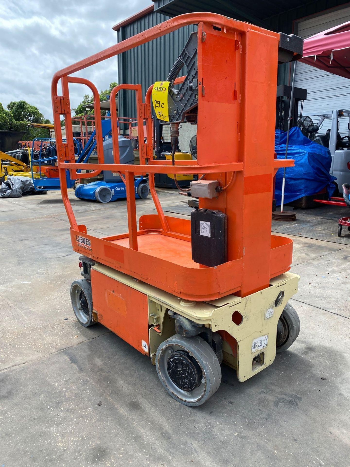 JLG 1230ES SCISSOR LIFT, BUILT IN BATTERY CHARGER, RUNS AND OPERATES