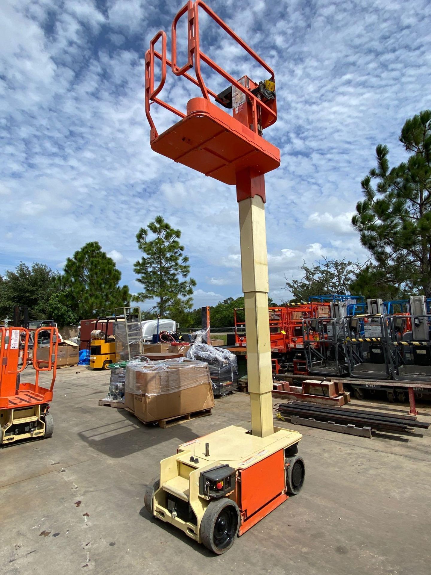 JLG 1230ES SCISSOR LIFT, BUILT IN BATTERY CHARGER, RUNS AND OPERATES - Image 7 of 7