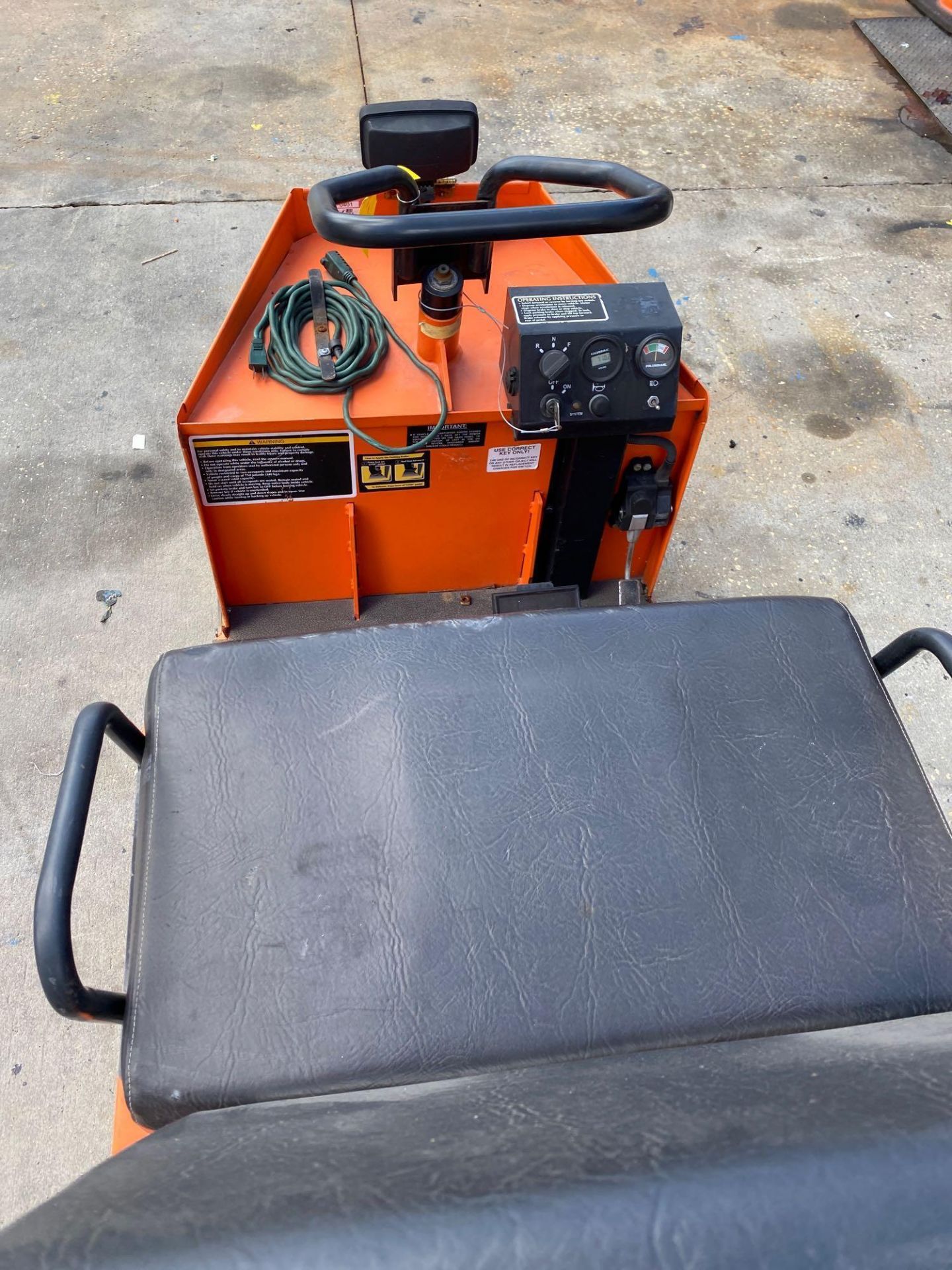 COLUMBIA ELECTRIC SHOP CART, BUILT IN BATTERY CHARGER, RUNS AND OPERATES - Image 4 of 5