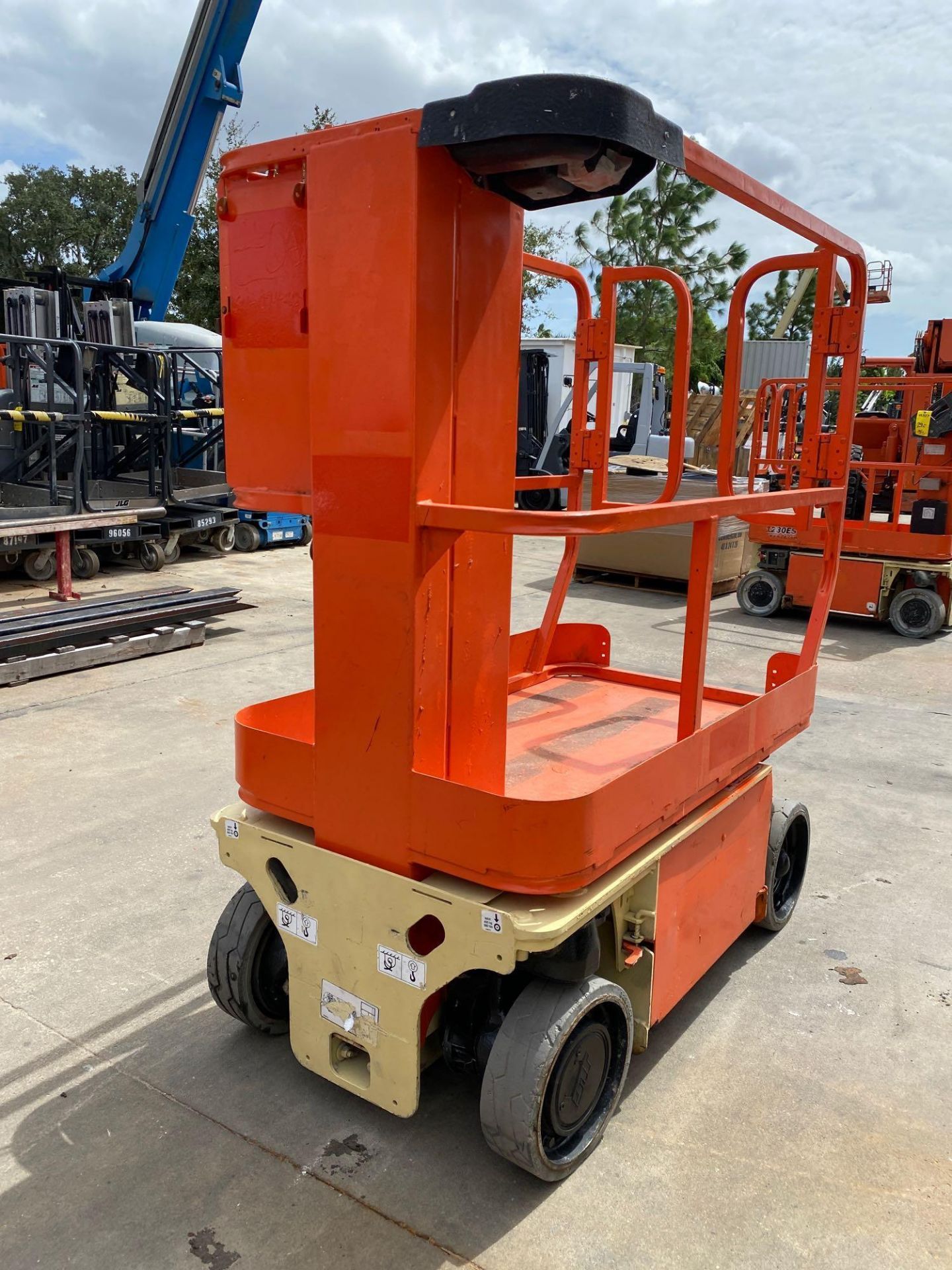 JLG 1230ES SCISSOR LIFT, BUILT IN BATTERY CHARGER, RUNS AND OPERATES - Image 3 of 7