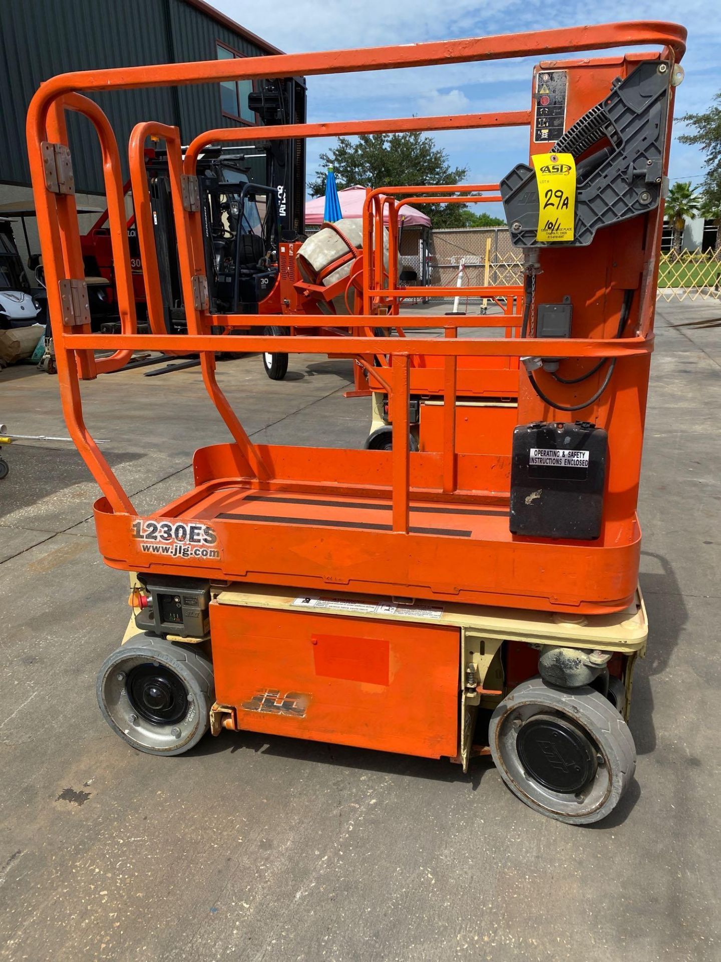 JLG 1230ES SCISSOR LIFT, BUILT IN BATTERY CHARGER, RUNS AND OPERATES - Image 2 of 6