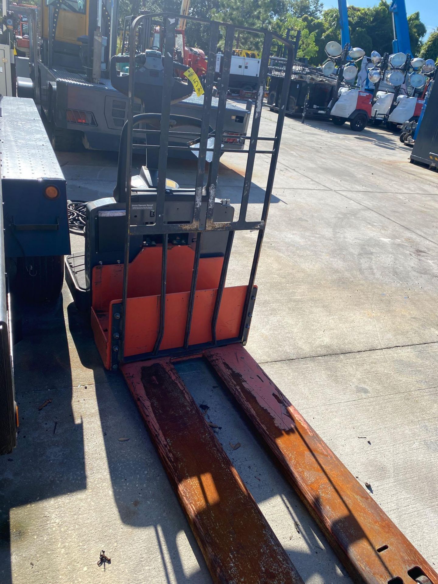 TOYOTA ELECTRIC PALLET JACK MODEL 8HBE30, OPERATES WHEN CONNECTED TO POWER, MISSING BATTERY, 6,000 L - Image 3 of 3