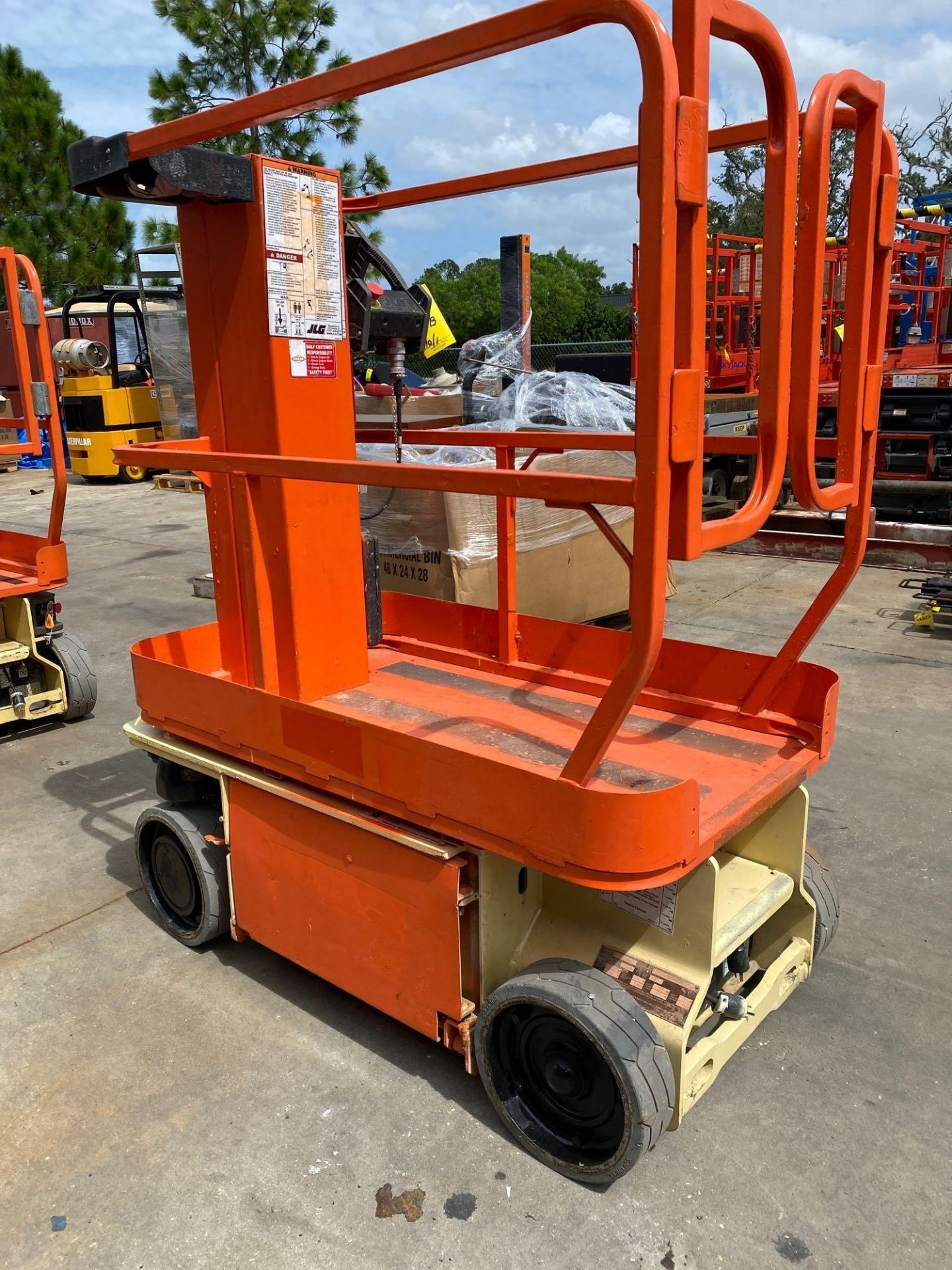 JLG 1230ES SCISSOR LIFT, BUILT IN BATTERY CHARGER, RUNS AND OPERATES - Image 2 of 7