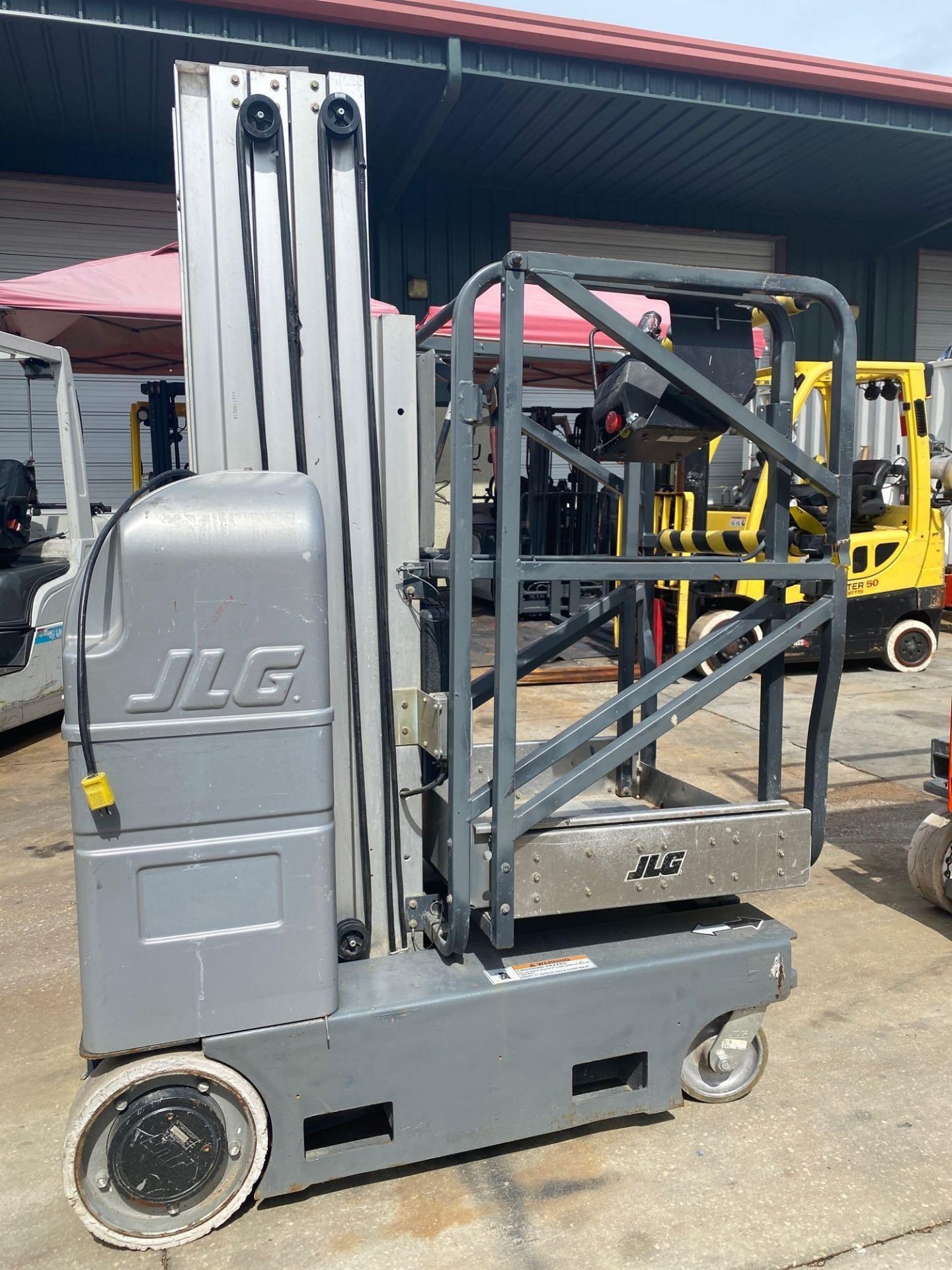 JLG 20MVL ELECTRIC MAN LIFT, BUILT IN BATTERY CHARGER, 20' PLATFORM HEIGHT, SELF PROPELLED, RUNS AND