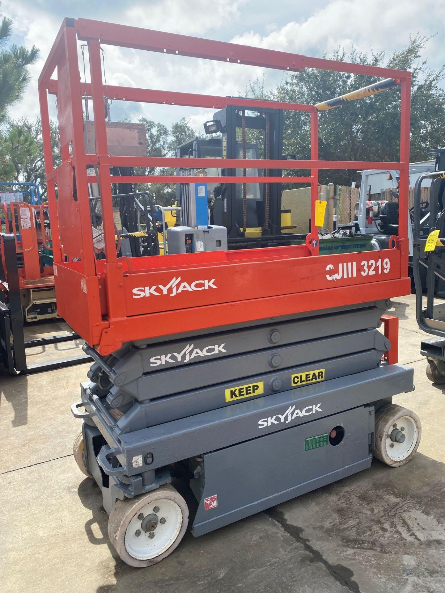 SKYJACK SJIII 3219 ELECTRIC SCISSOR LIFT, SELF PROPELLED, BUILT IN BATTERY CHARGER, SLIDE OUT WORK P - Image 3 of 7