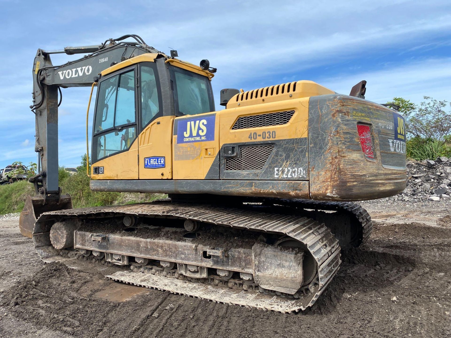 2014 VOLVO EC 220 DL CRAWLER EXCAVATOR, ENCLOSED CAB, 3RD VALVE/AUX. HYDRAULICS